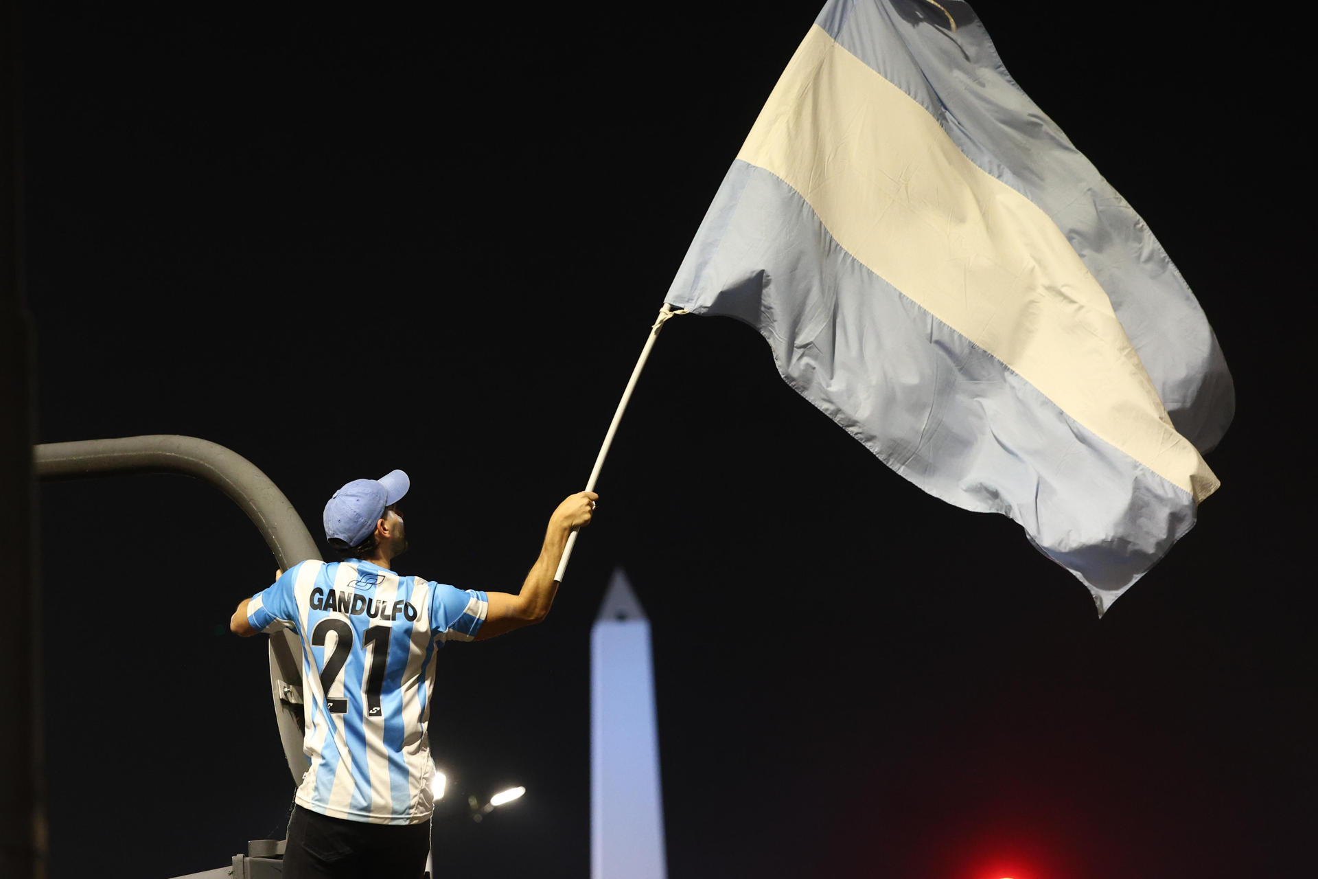 Las impactantes im&aacute;genes de la multitud que festej&oacute; la victoria de la selecci&oacute;n argentina en el Obelisco