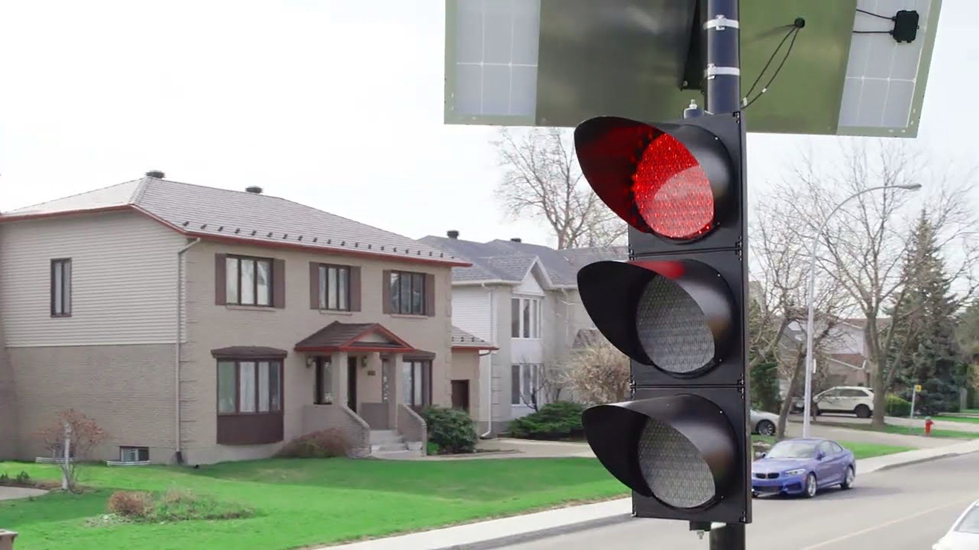 La comunidad de Brossard, en las afueras de Montreal, instaló un semáforo educativo a modo de ensayo durante 90 días