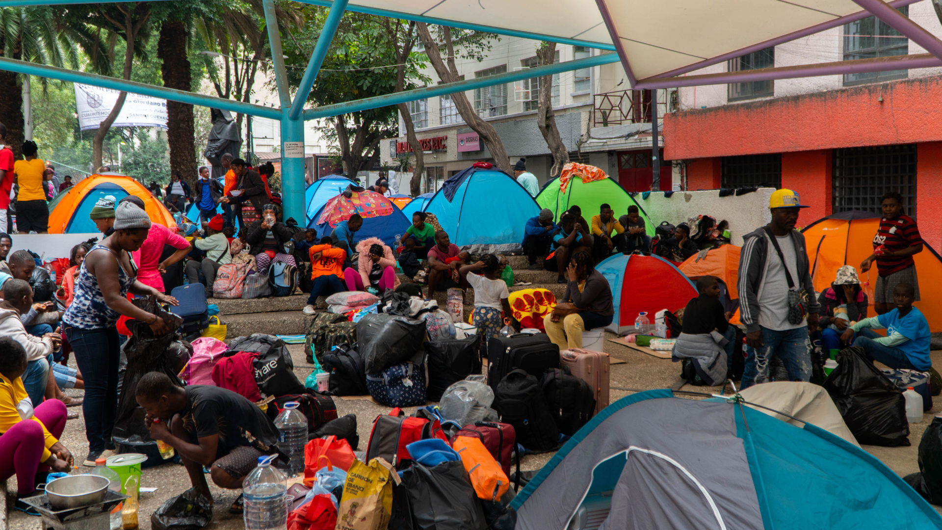 Migrantes abarrotaron la plaza Giordano Bruno, en espera de obtener un permiso migratorio. Foto: Maximiliano/Infobae México