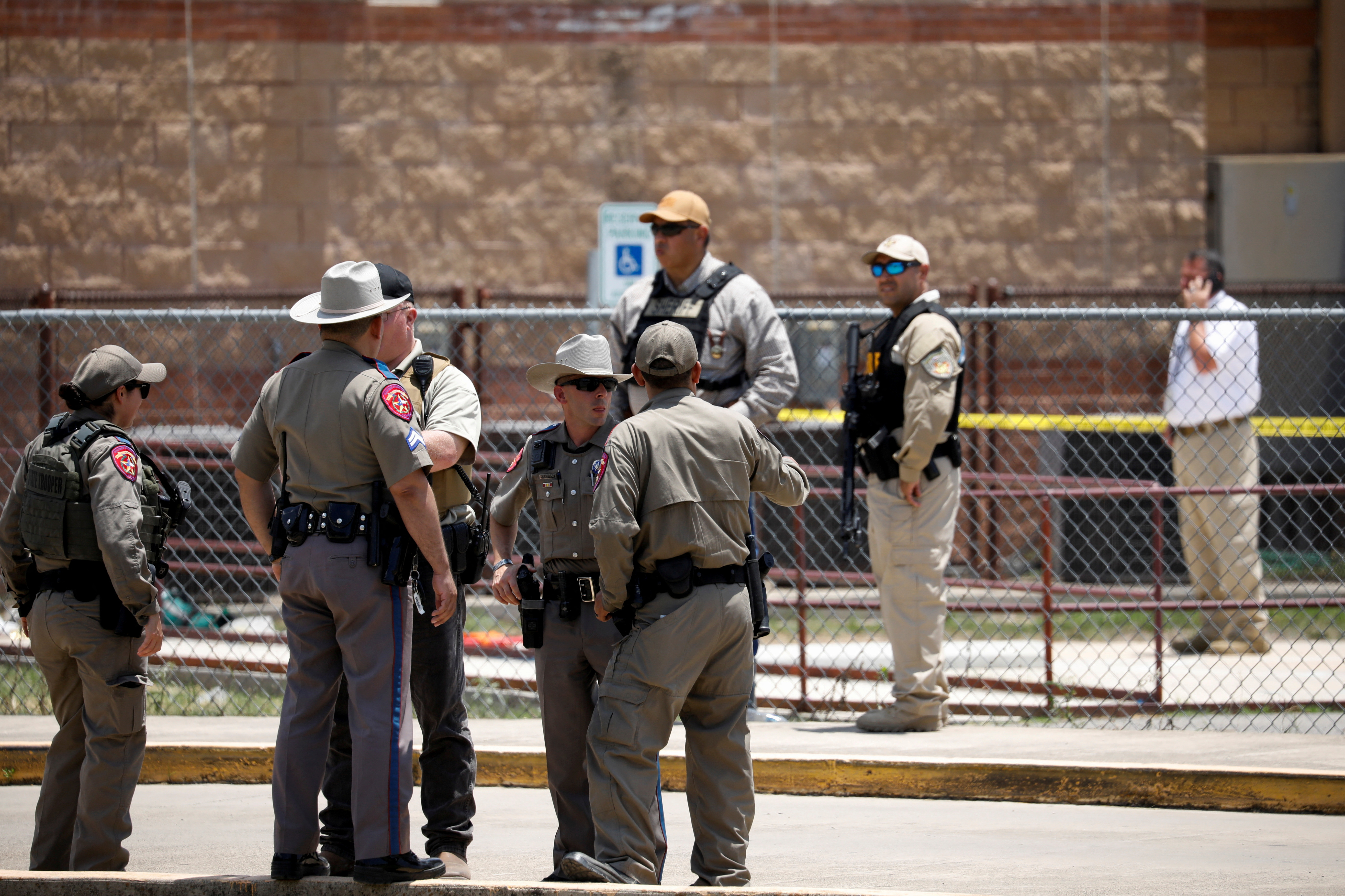 Agentes policiales vigilan la escena del tiroteo en la Escuela Primaria Robb en Uvalde, Texas el 24 de mayo de 2022 (REUTERS/Marco Bello/File Photo)