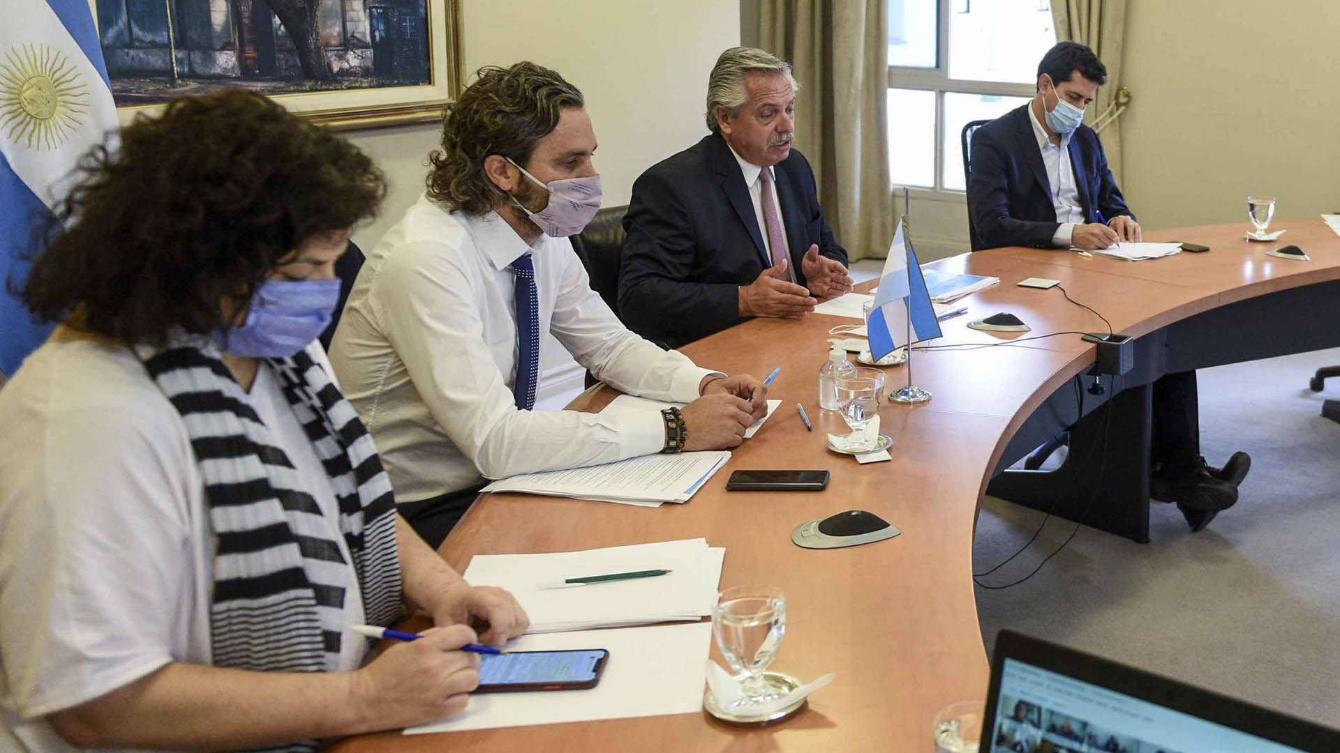 Alberto Fernández analizó junto con sus ministros las medidas para contener el aumento de casos de coronavirus 