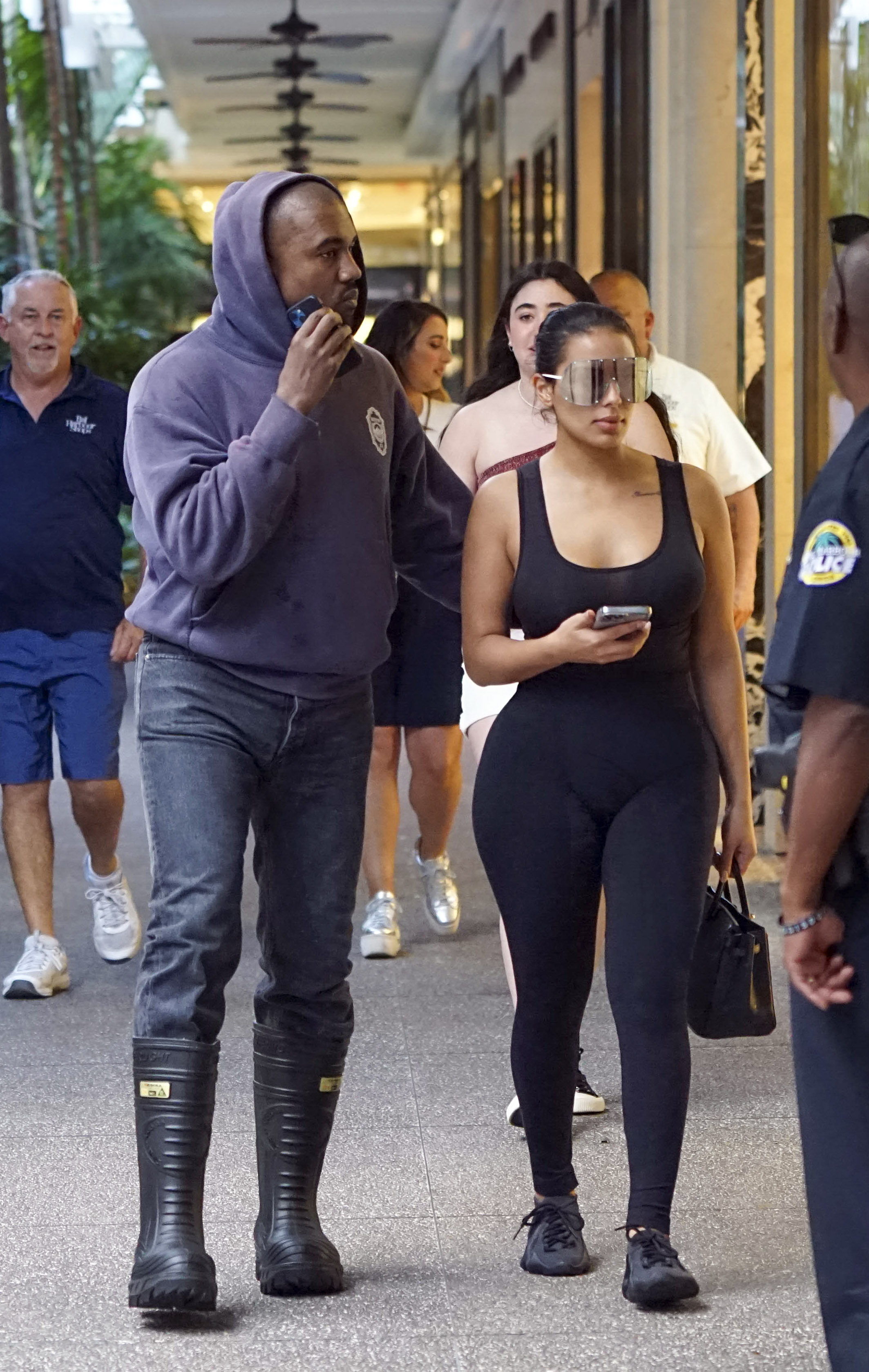 Día de shopping. Kanye West recorrió las tiendas más exclusivas en un paseo comercial en la zona de Bar Harbor en Miami. Según la prensa local, es la primera salida pública que hace con su nueva novia, Chaney Jones