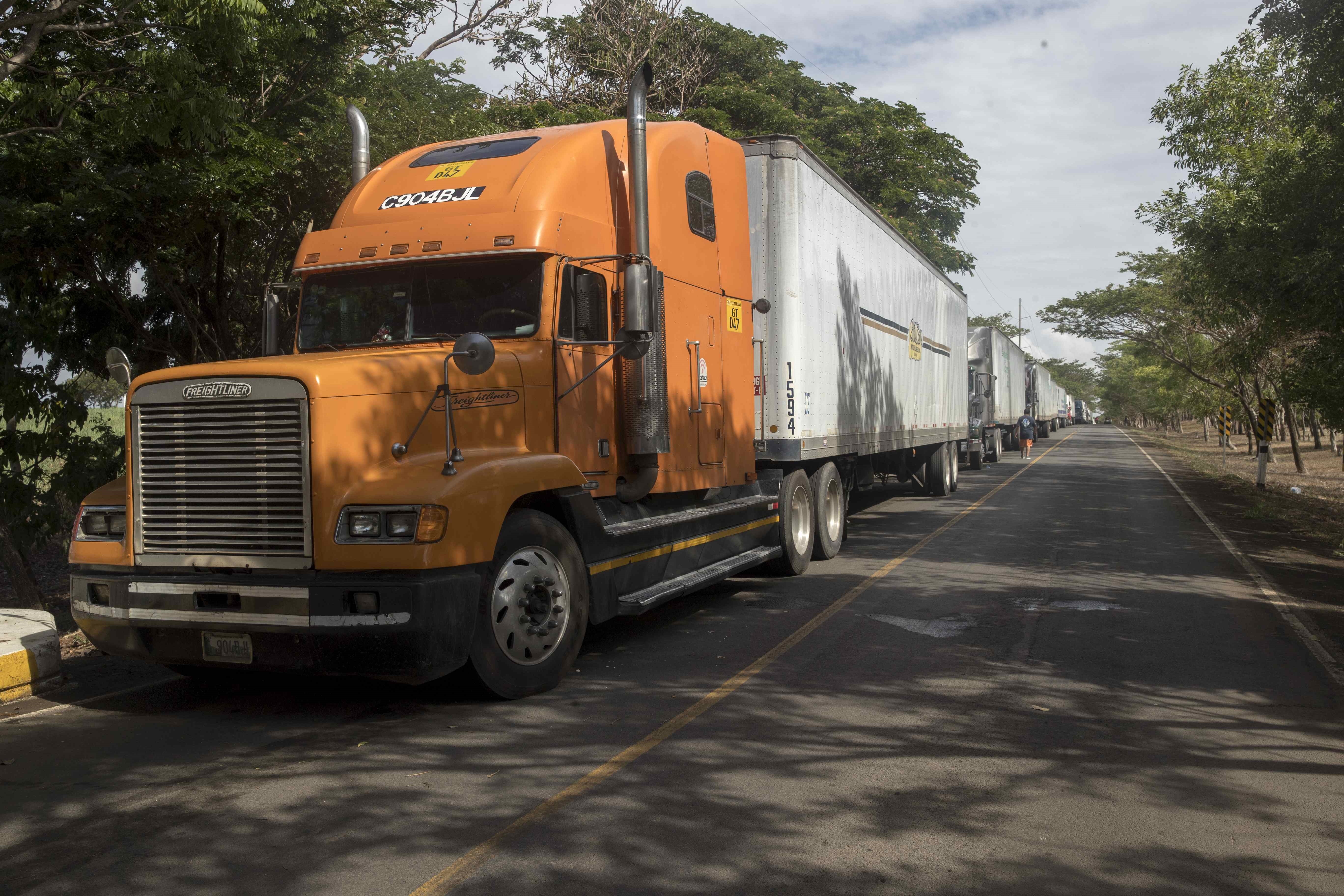 Camiones deben esperar largas horas para poder cargas combustible