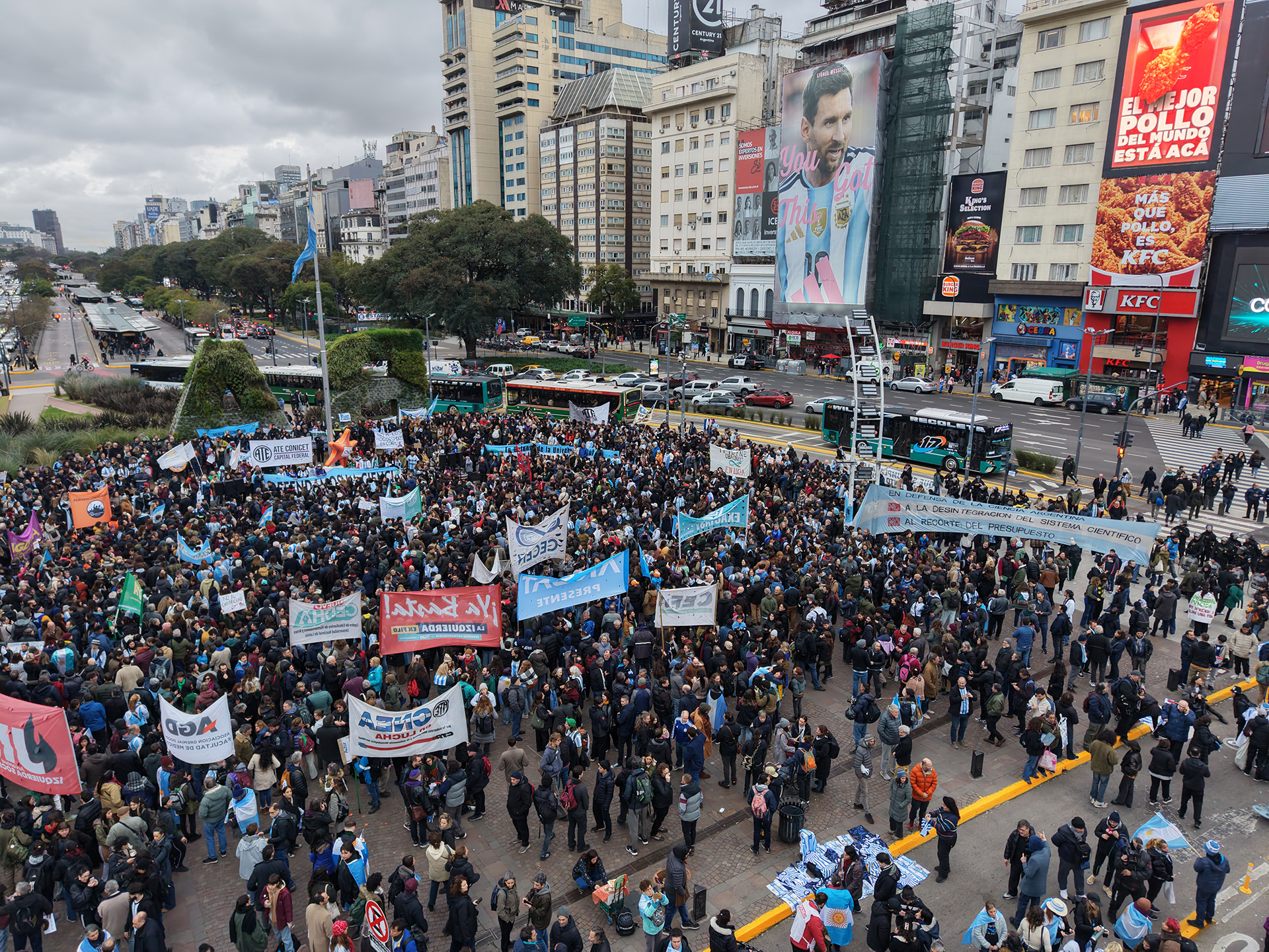 La comunidad cient&iacute;fica march&oacute; al Obelisco y reclam&oacute; por la falta de financiamiento: 