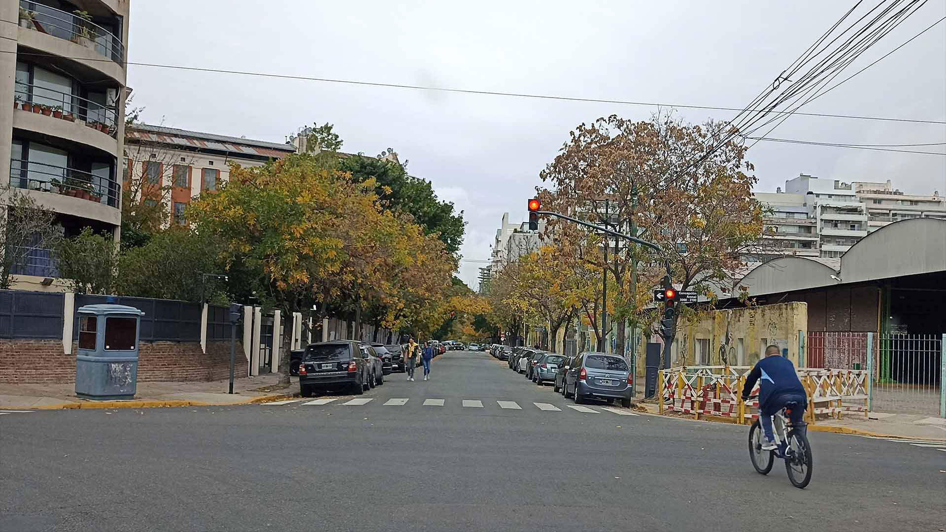 Una imagen que se repite constantemente en la Ciudad de Buenos Aires. Un ciclista que pasa un semáforo en rojo a pesar de ir por la calle con un rodado