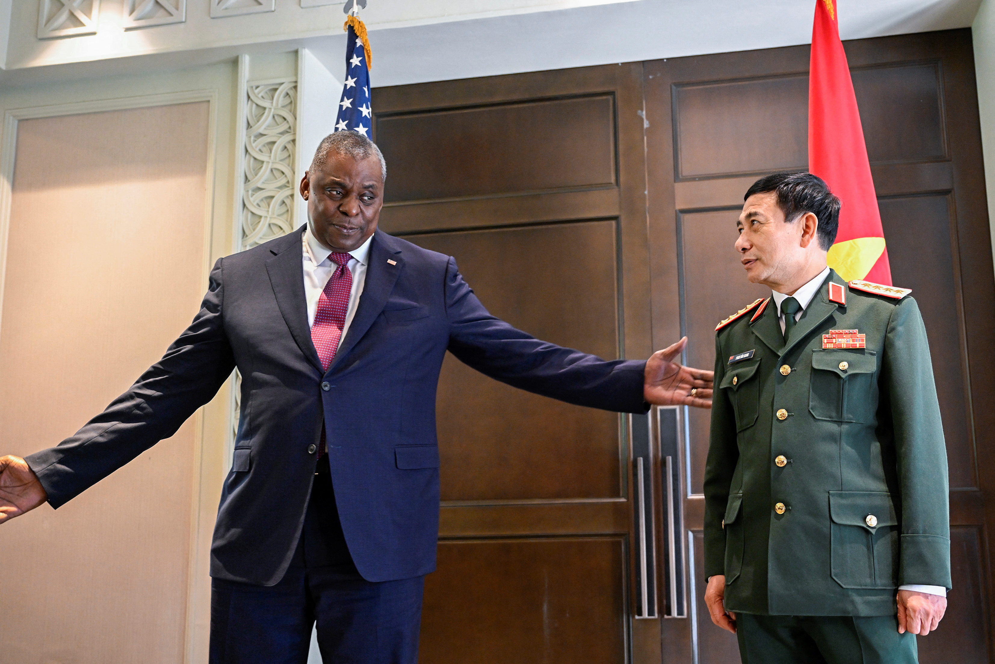 El Secretario de Defensa de Estados Unidos, Lloyd Austin, se reúne con el Ministro de Defensa Nacional de Vietnam, el general Phan Van Giang, durante el 19º Diálogo de Shangri-La en Singapur el 10 de junio de 2022. REUTERS/Caroline Chia