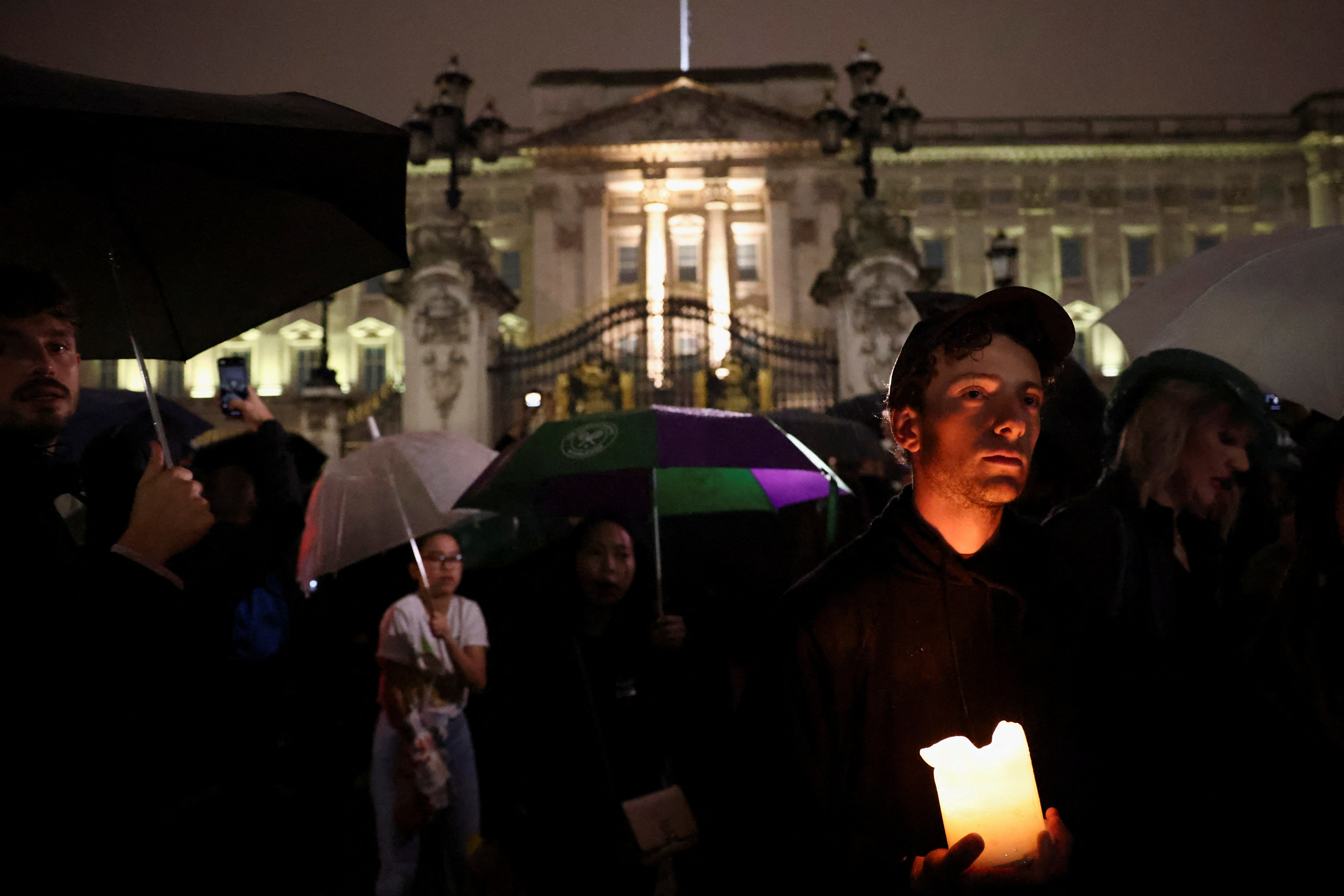 Las personas que se acercaron al Palacio de Buckingham llevaron velas y flores (REUTERS/Henry Nicholls)