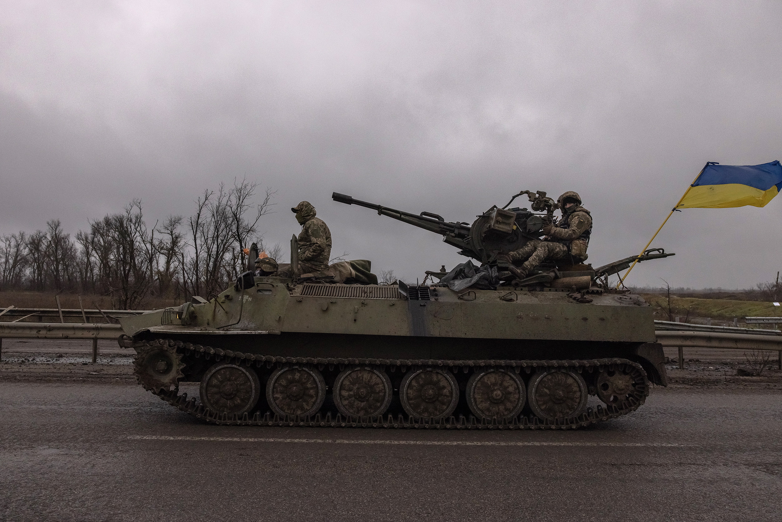 Soldados ucranianos viajan en un vehículo militar blindado en una carretera a las afueras de Kherson, al sur de Ucrania. Las fuerzas rusas están en retroceso permanente desde septiembre. (EFE/EPA/ROMAN PILIPEY)
