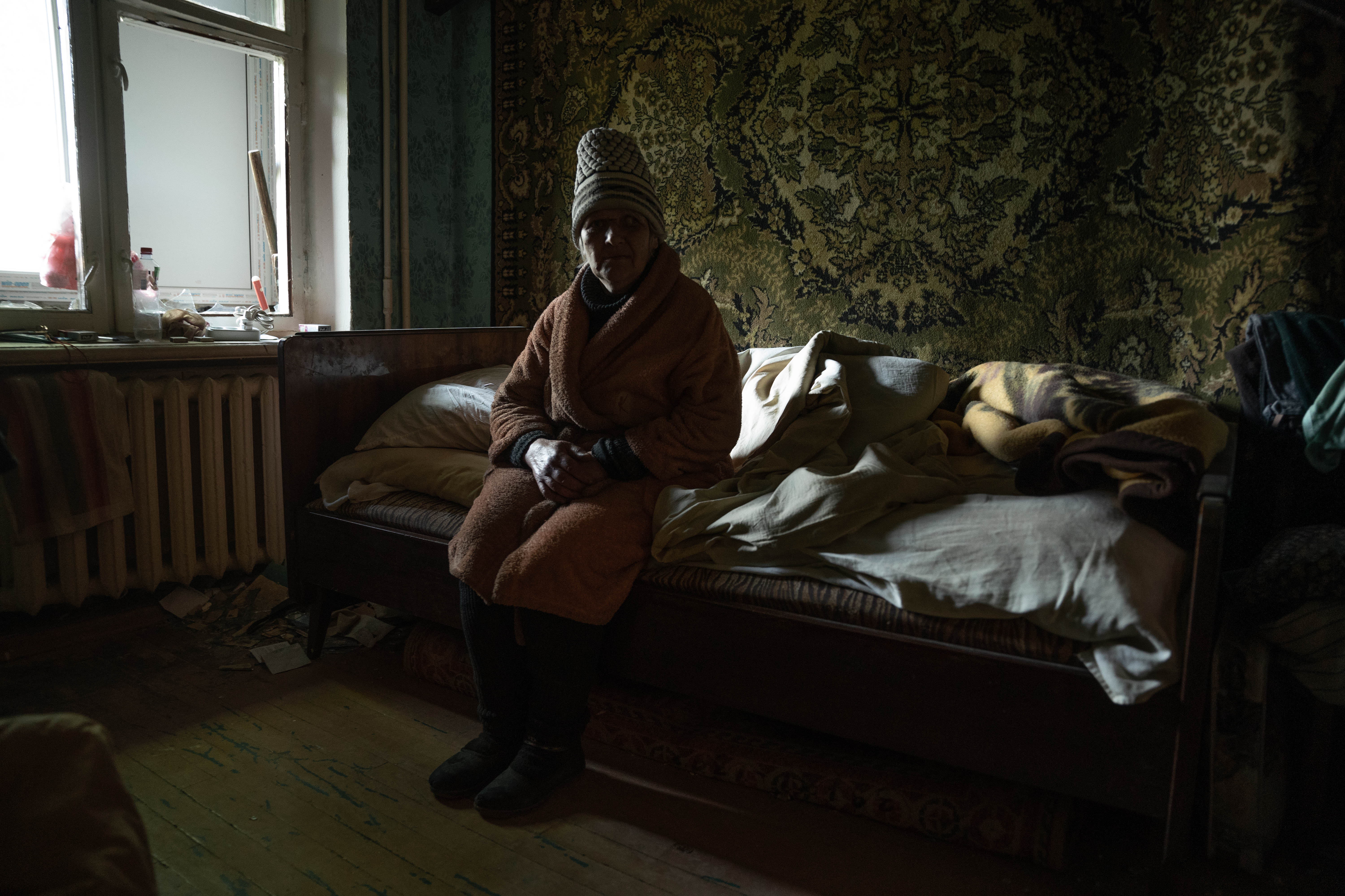 Natalia Shevtsova, en su cuarto destruido por un misil ruso. (Foto: Franco Fafasuli)