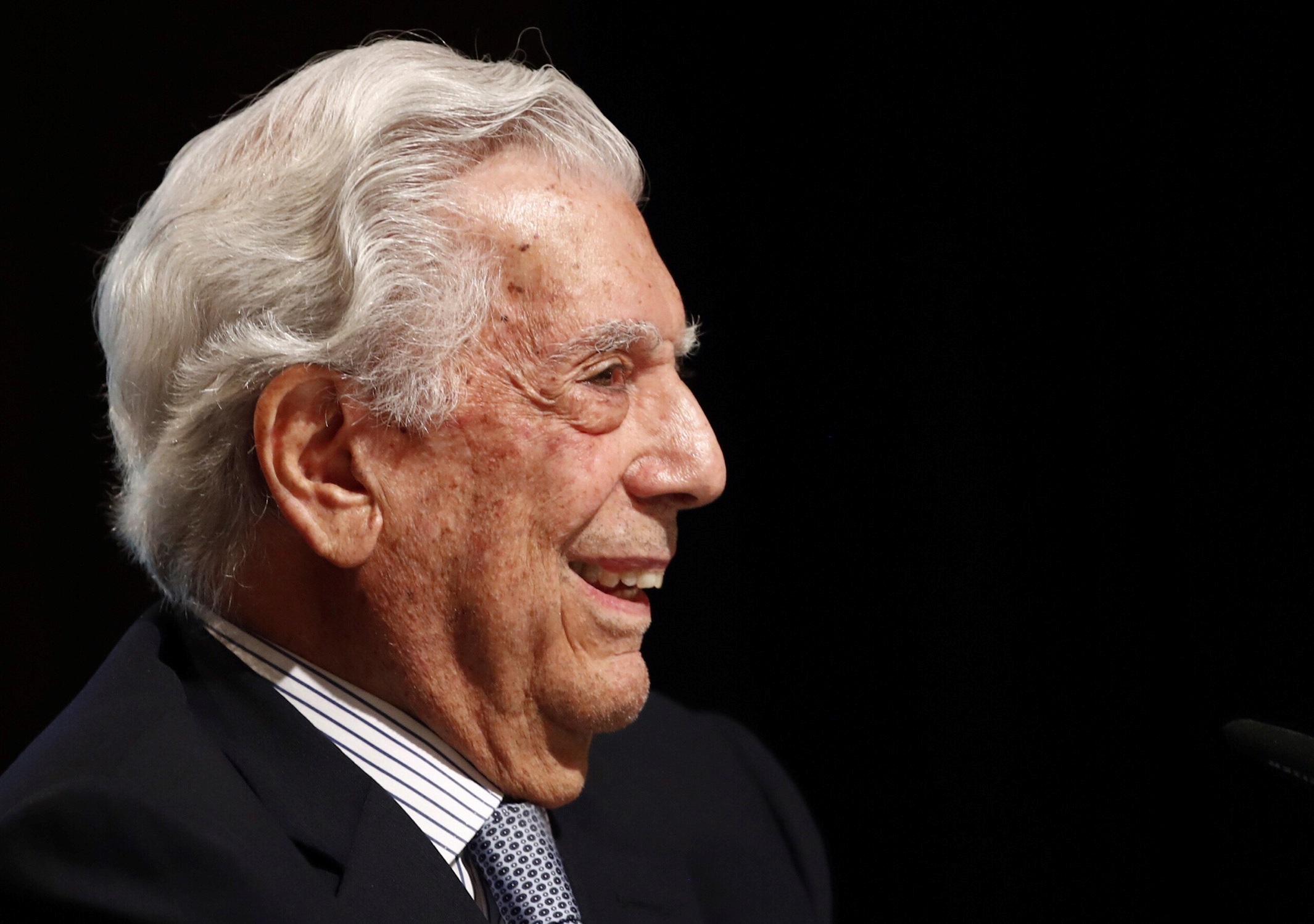 Mario Vargas Llosa, autor de obras enormes como "La fiesta del Chivo", "Conversación en La Catedral" y "La guerra del fin del mundo", cumple 85 años. (EFE/Javier López)
