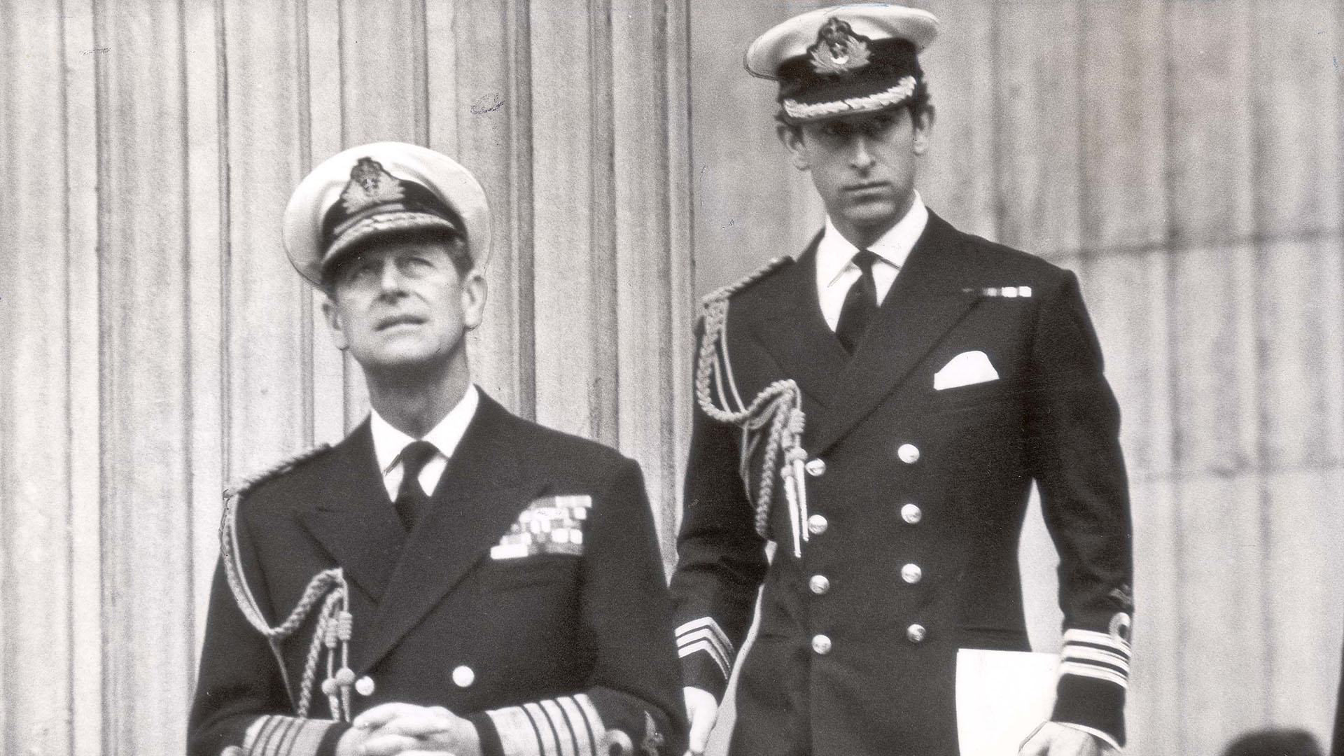 El duque de Edimburgo y el príncipe Carlos abandonan St. Paul después del servicio conmemorativo de lord Mountbatten