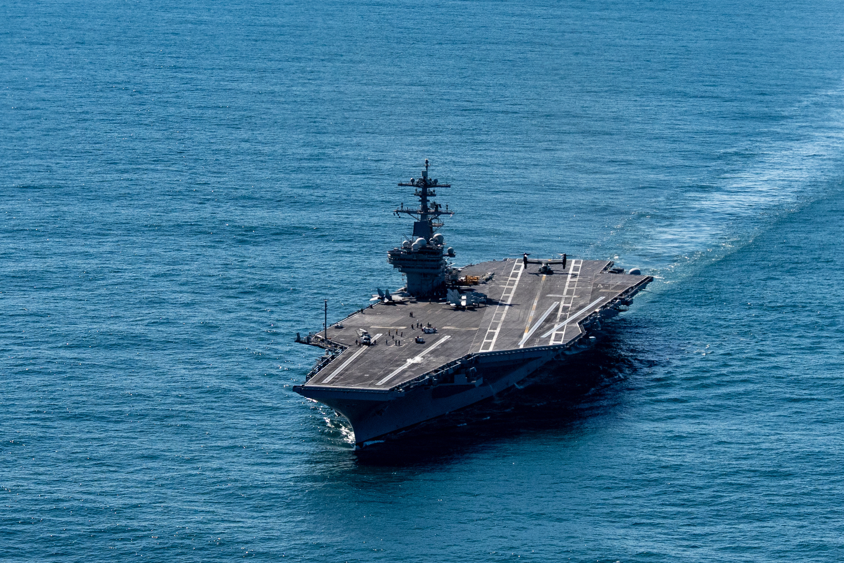 El portaaviones USS George H.W. Bush navega hacia Medio Oriente para reforzar el despliegue naval de Estados Unidos