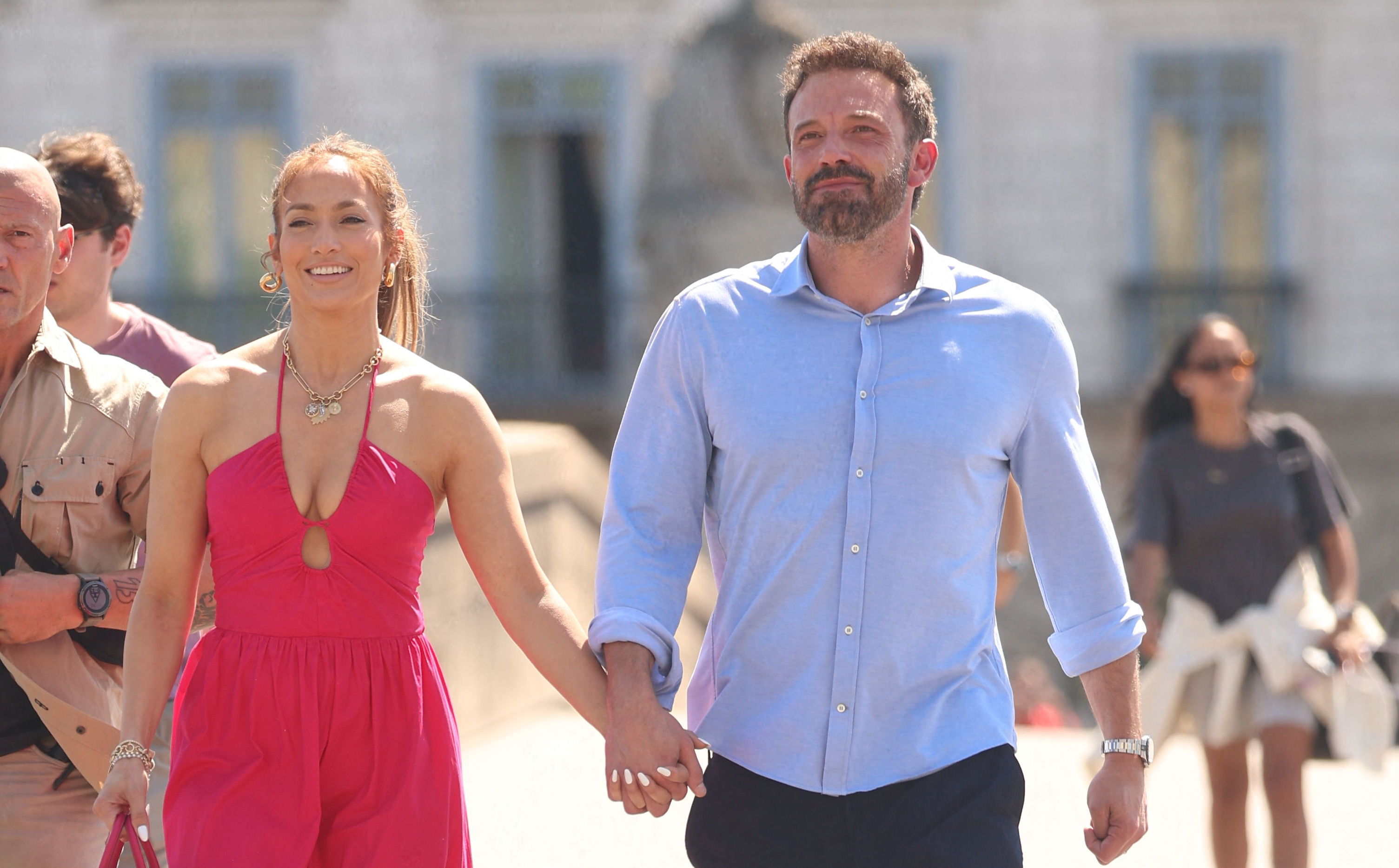 Ben Affleck y su esposa Jennifer Affleck (López)  en el cumpleaños número 53 de J.Lo durante su luna de miel en París el 24 de julio de 2022 (The Grosby Group)