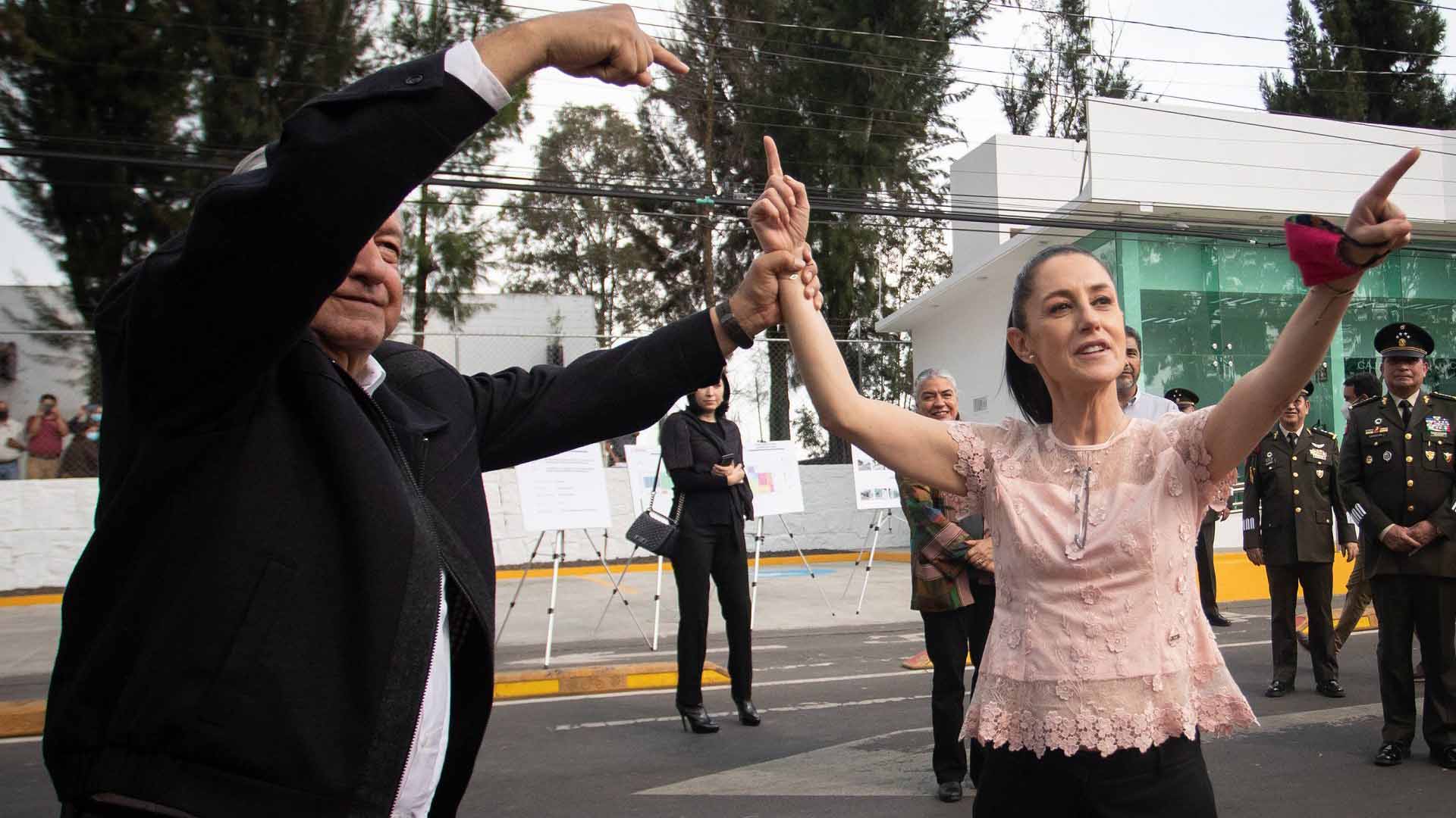 Los Mejores Memes Del Supuesto Espaldarazo De Amlo A Claudia Sheinbaum