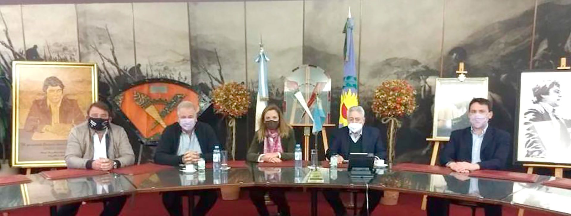 A la derecha de la imagen, el subsecretario de Energía eléctrica Federico Basualdo