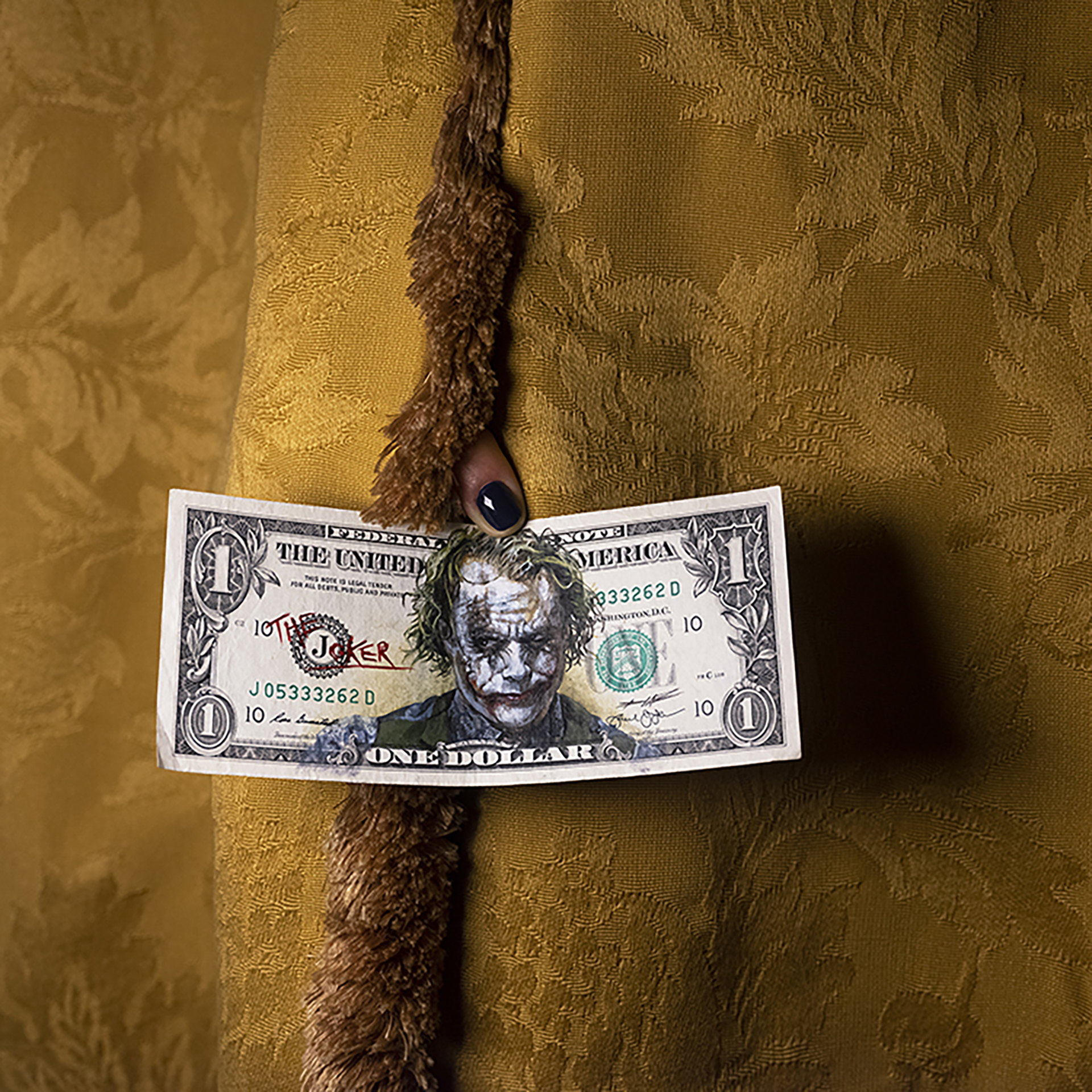 Un billete de un dólar intervenido por Sergio Díaz y fotografiado por Werning en el Teatro Colón (Fuente)