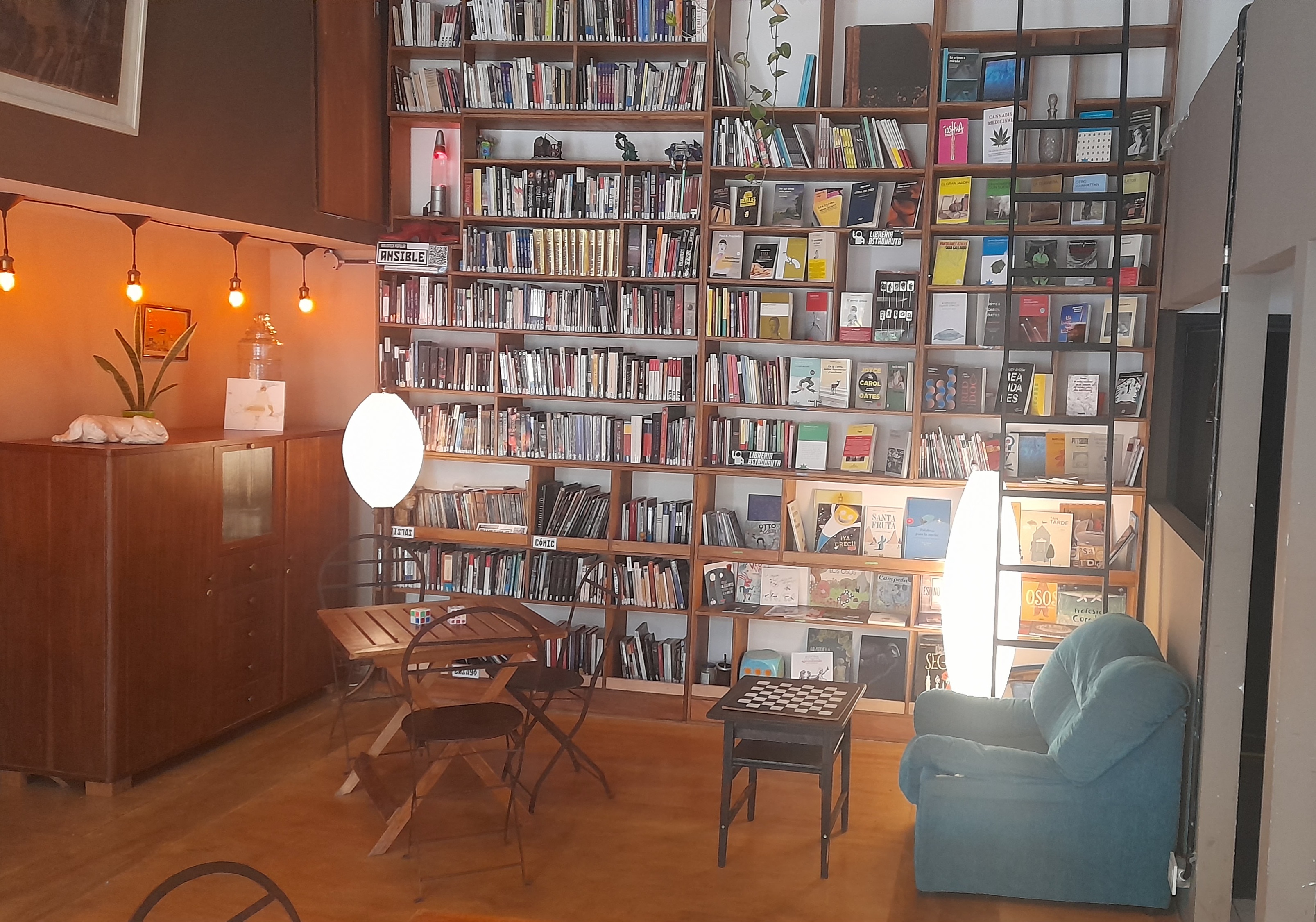 El Café Artigas posee más de mil volúmenes de la Biblioteca Popular Ansible, especializada en ciencia ficción, fantasía y terror