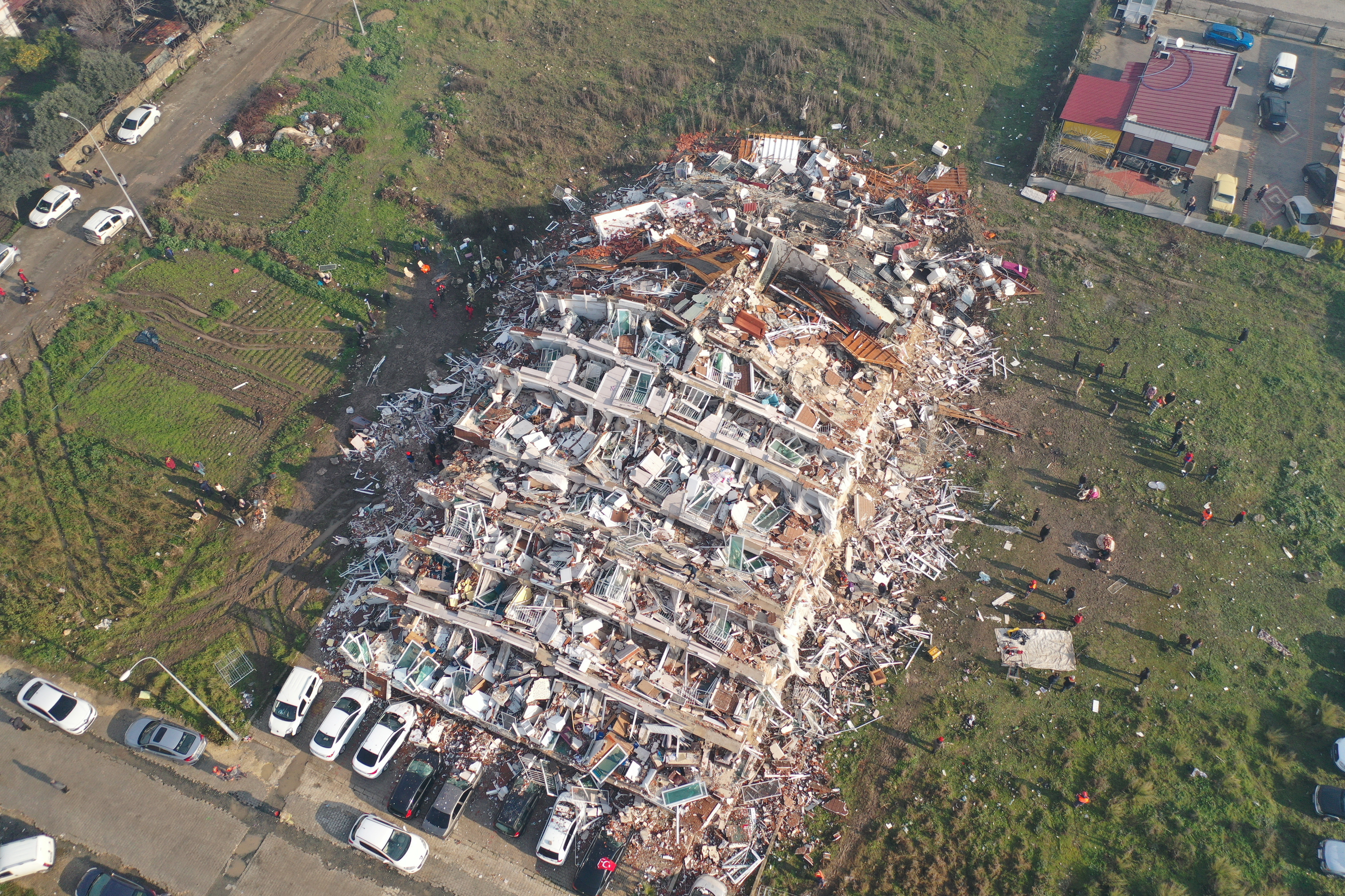 Una vista aérea muestra un edificio derrumbado después de un terremoto en Hatay (REUTERS/Umit Bektas)