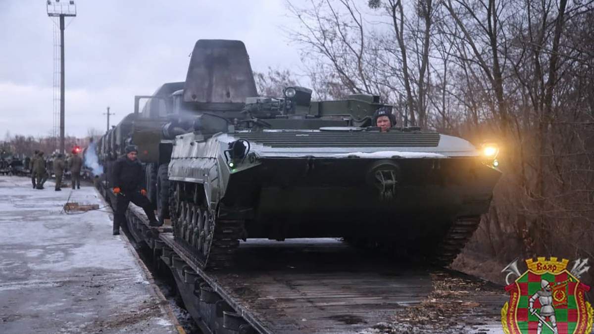 Imagen oficial del gobierno de Bielorrusia que muestra la entrada a su territorio de tropas enviadas por el Kremlin para realizar "unos ejercicios militares". Desde allí podría iniciar una invasión a Ucrania por el norte. 