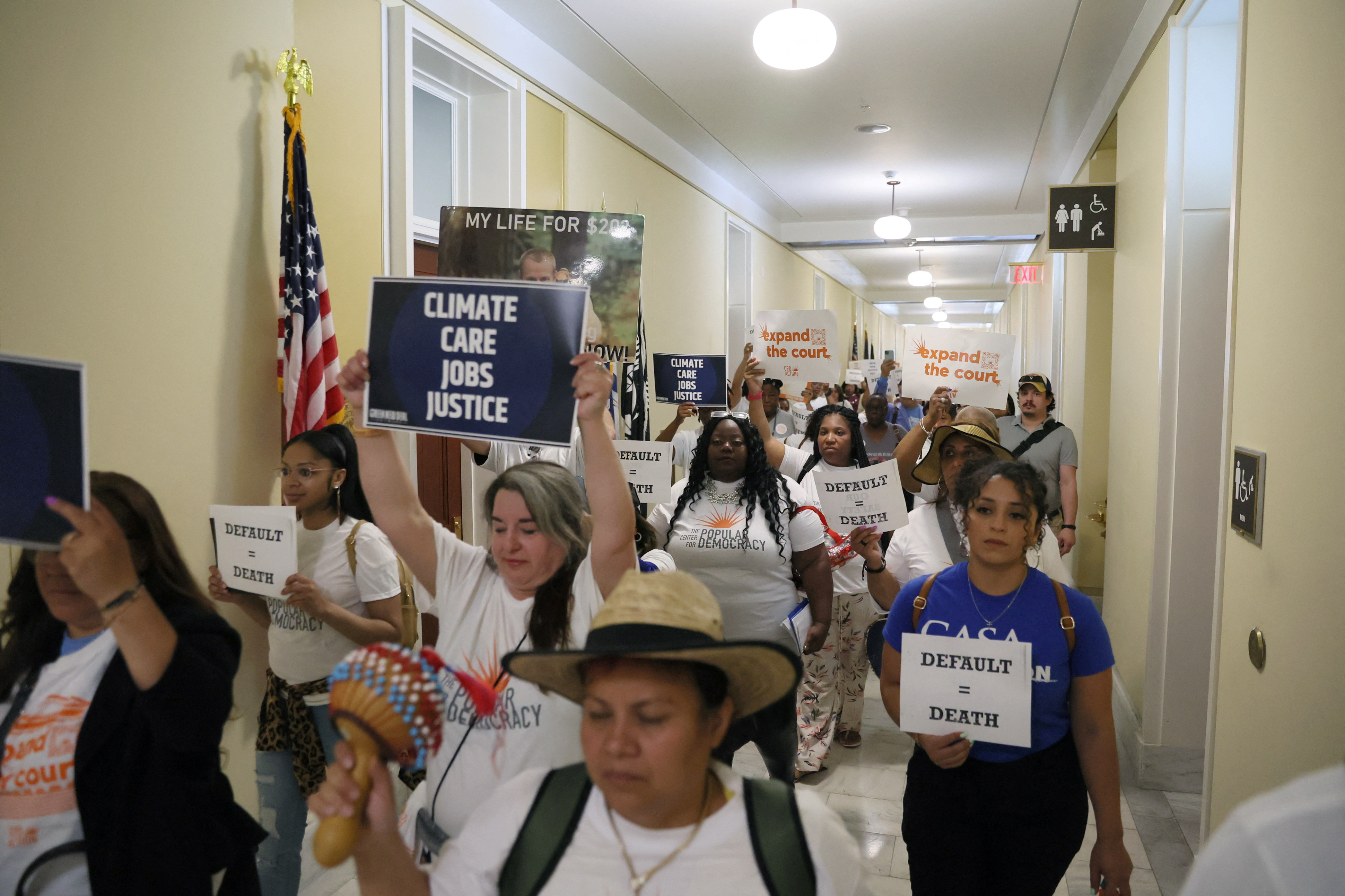 Activistas caminan por los pasillos del House Cannon Office Building para pedir un acuerdo en el Congreso (REUTERS/Leah Millis)