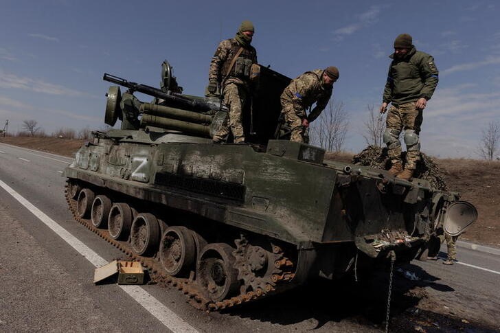 Foto de soldados ucranianos sobre un vehículo de artillería rusa capturado durante las batallas en las afueras de Kharkiv.  REUTERS/Thomas Peter