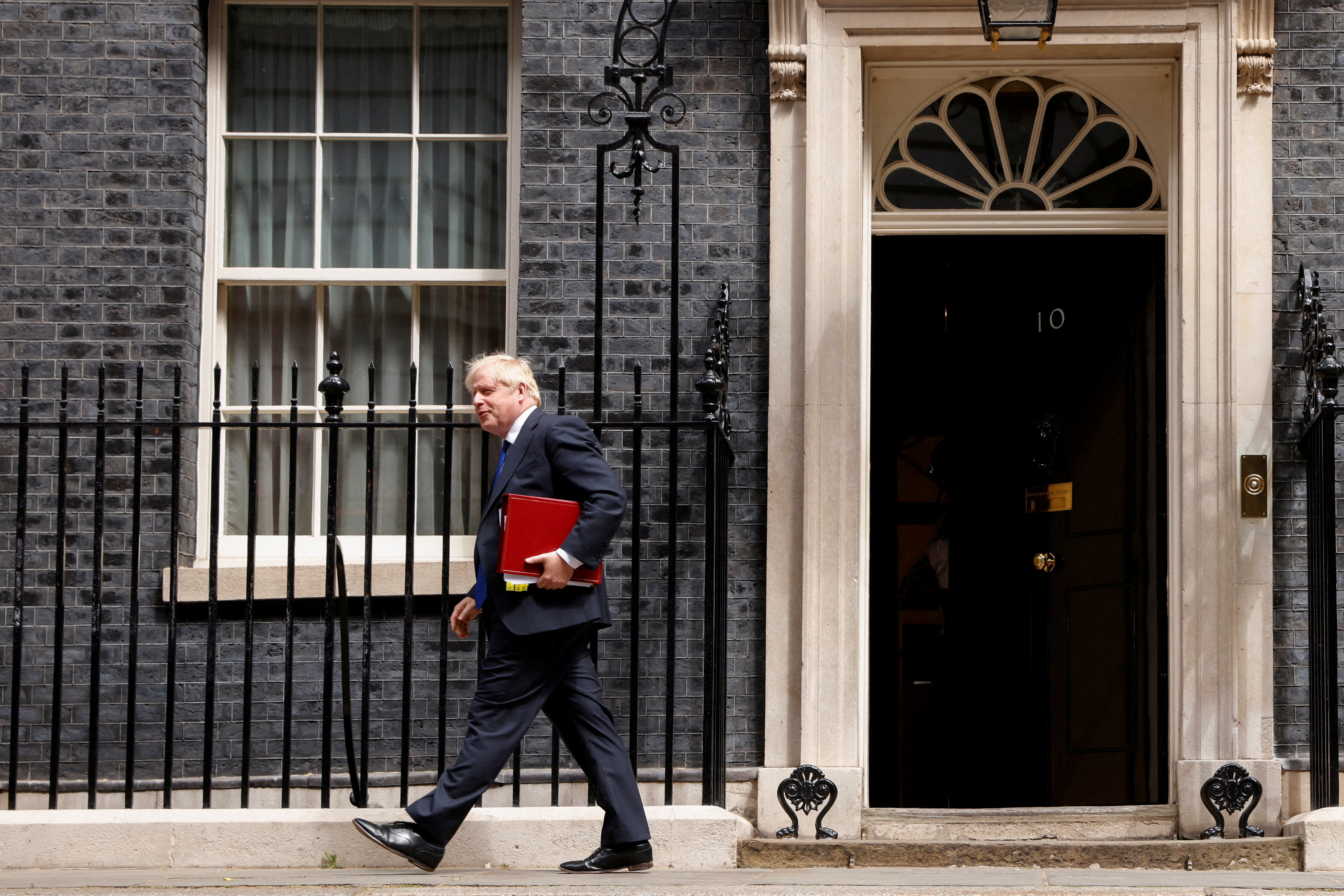 Johnson saliendo de su residencia en Downing Street. (REUTERS/John Sibley)