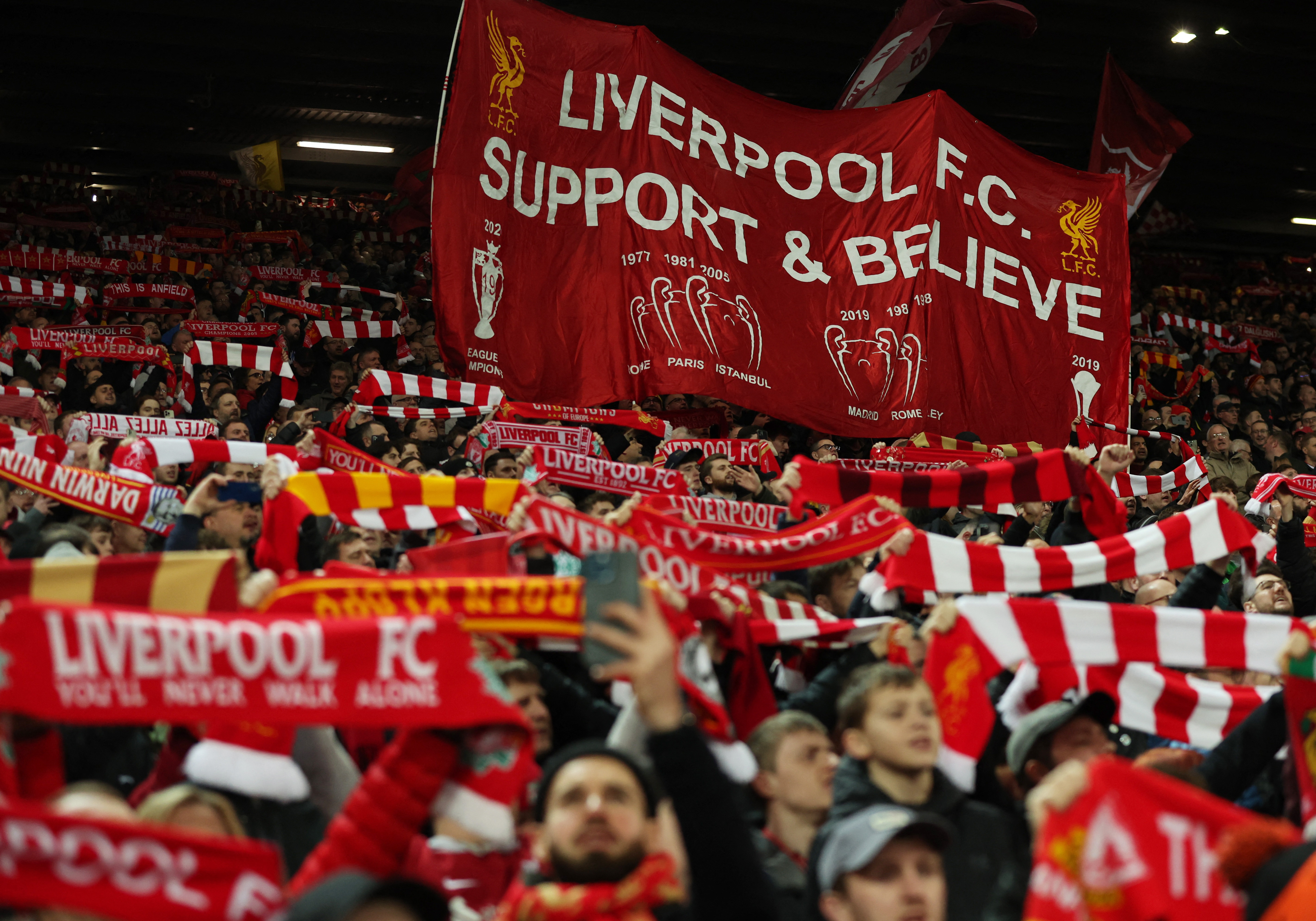 El público colmó Anfield. Foto: REUTERS/Phil Noble