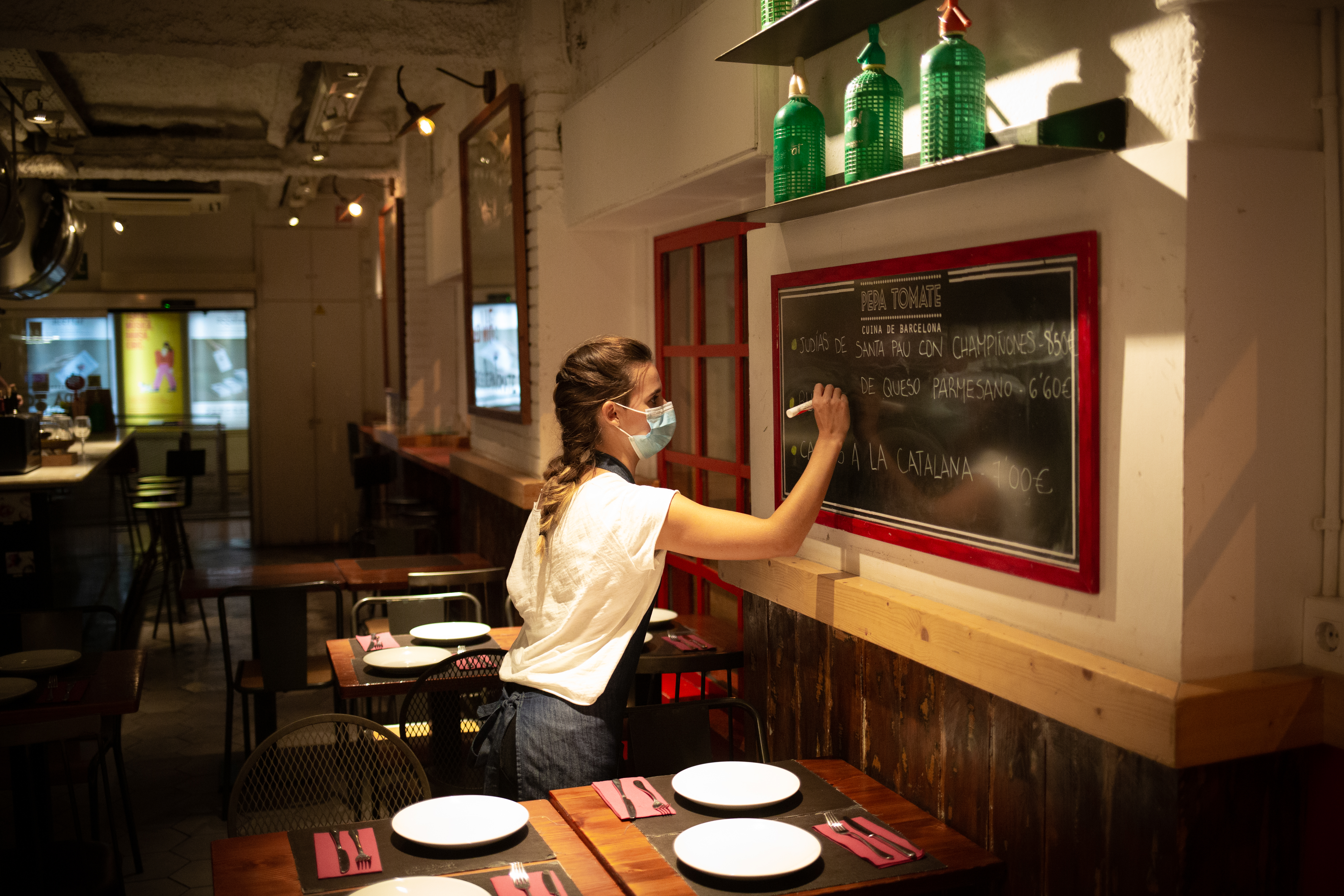 Los restaurantes volverán a reducir el aforo de personas en espacios interiores (Foto: Europa Press)