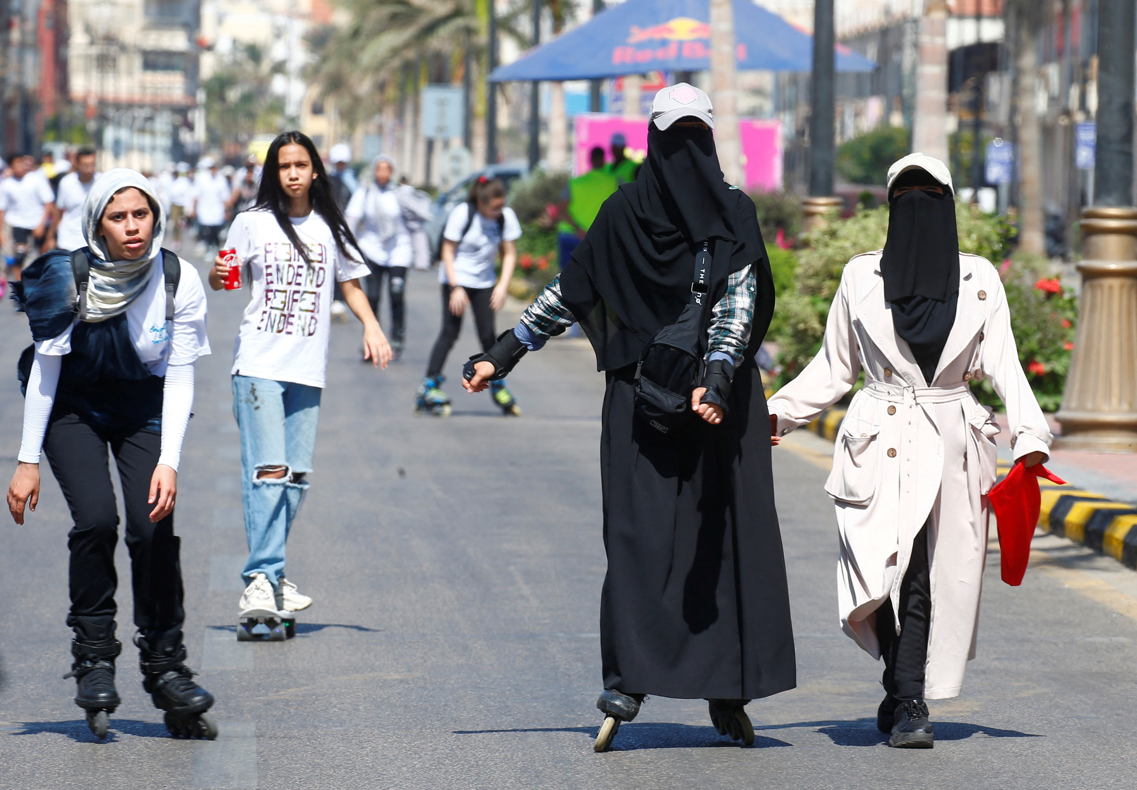 Varias mujeres andando en rollers en Puerto Said, Egipto (REUTERS/Amr Abdallah Dalsh)