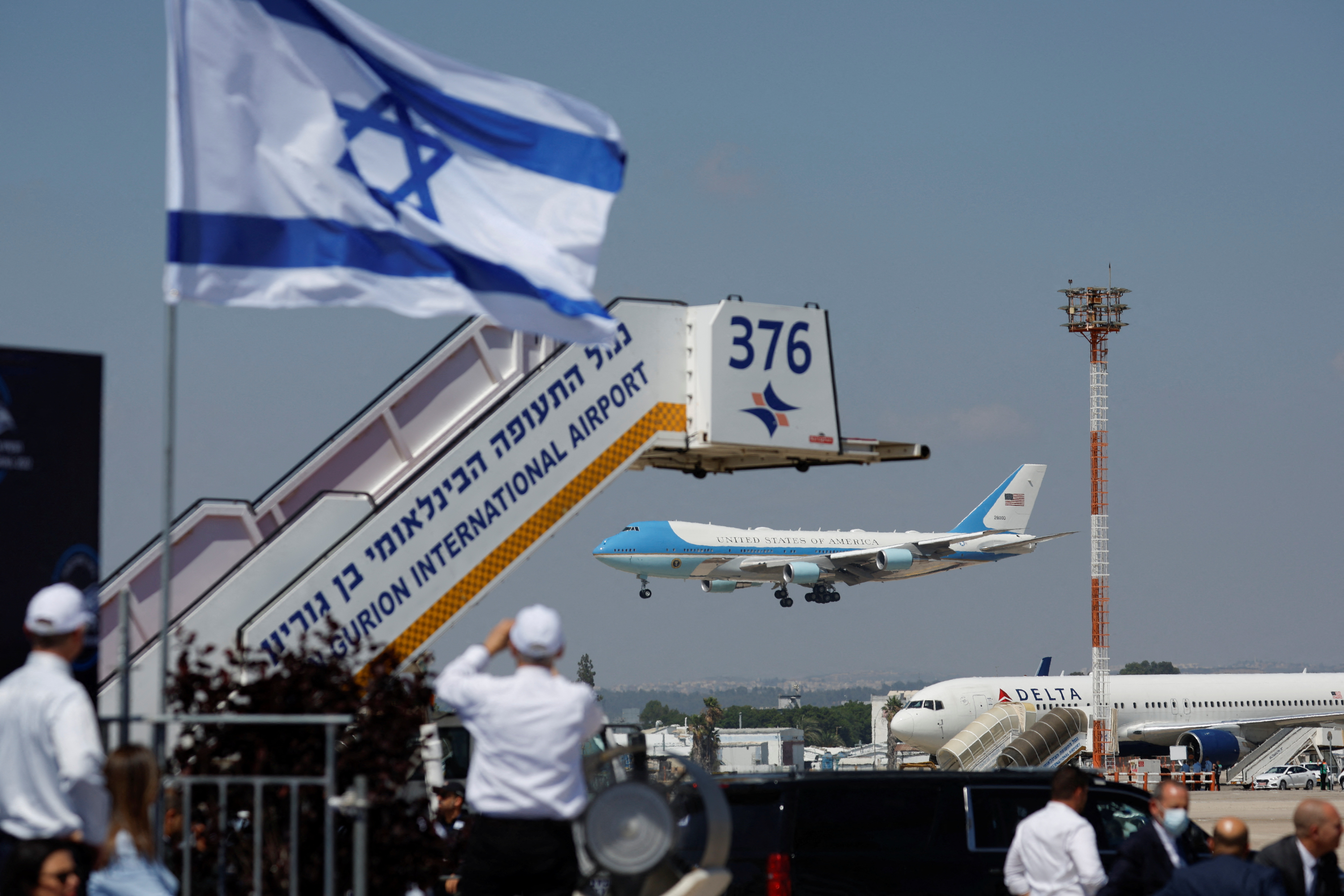 El Air Force One llega con el presidente estadounidense Joe Biden a bordo para una visita de tres días, en Lod cerca de en Tel Aviv, Israel, 13 de julio de 2022. REUTERS/Amir Cohen