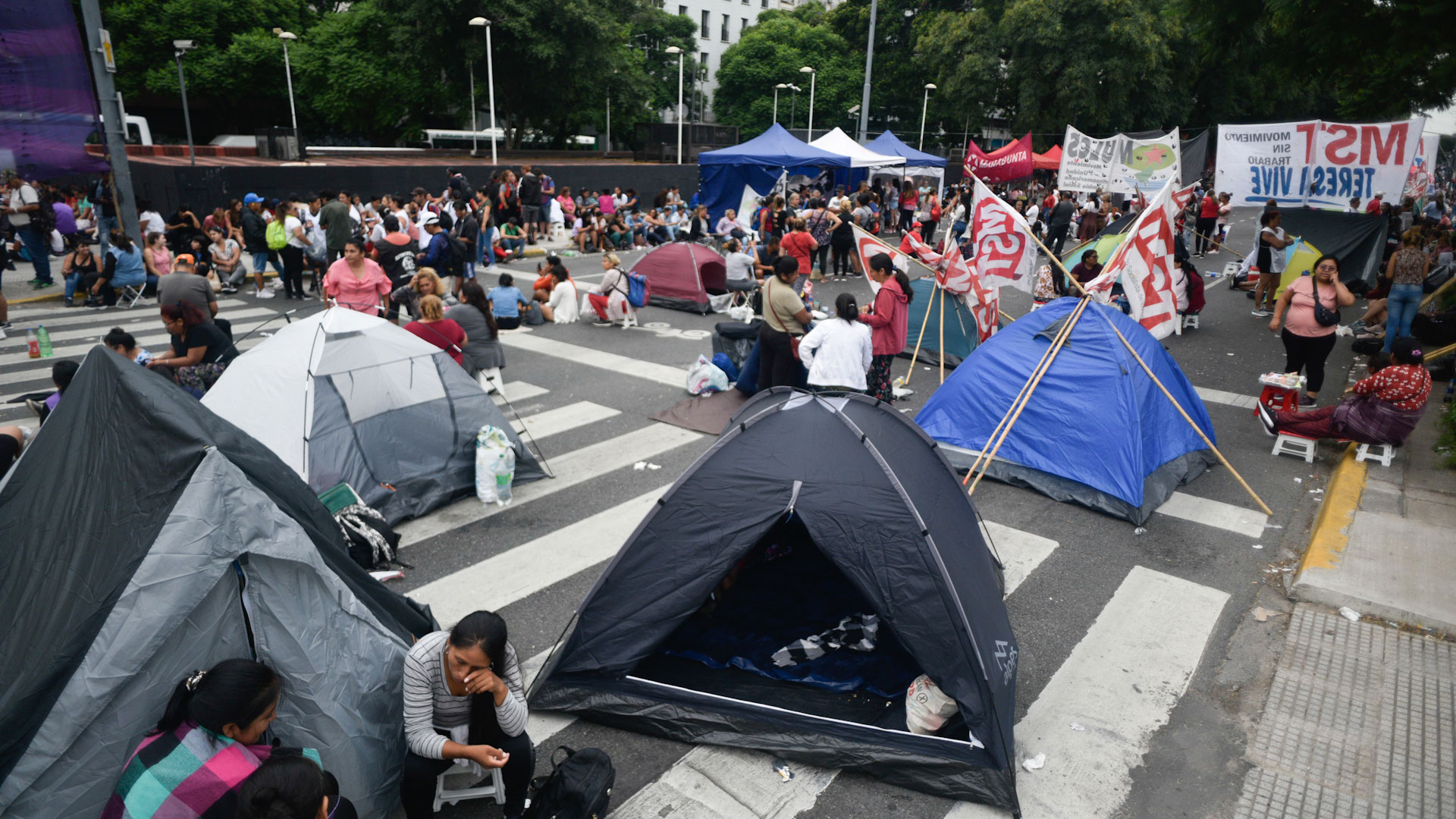 Los piqueteros levantaron las carpas de la 9 de Julio luego de 20 horas de protesta