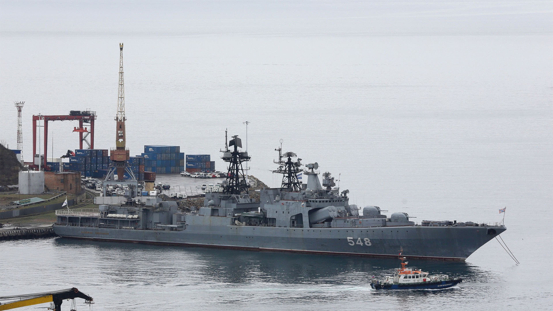 El destructor de la Armada rusa 'Admiral Panteleyev' 548 monta sus amarras en la entrada de la bahía del Cuerno de Oro en Vladivostok, Rusia, el viernes 26 de abril de 2019. Fotógrafo: Andrey Rudakov/Bloomberg