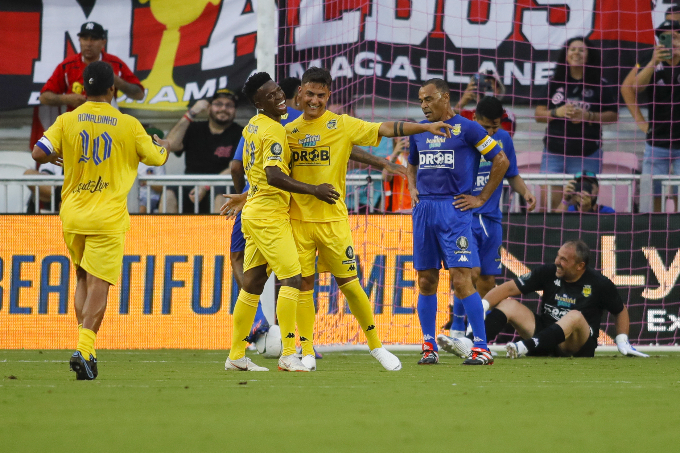 Dybala recibió la asistencia de Vinicius y anotó uno de los goles del equipo de Ronaldinho (Foto: USA Today)