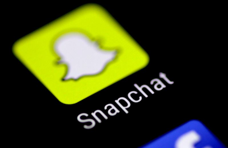 Logo de la aplicación de mensajería Snapchat en la pantalla de un móvil (Foto: REUTERS/Thomas White)