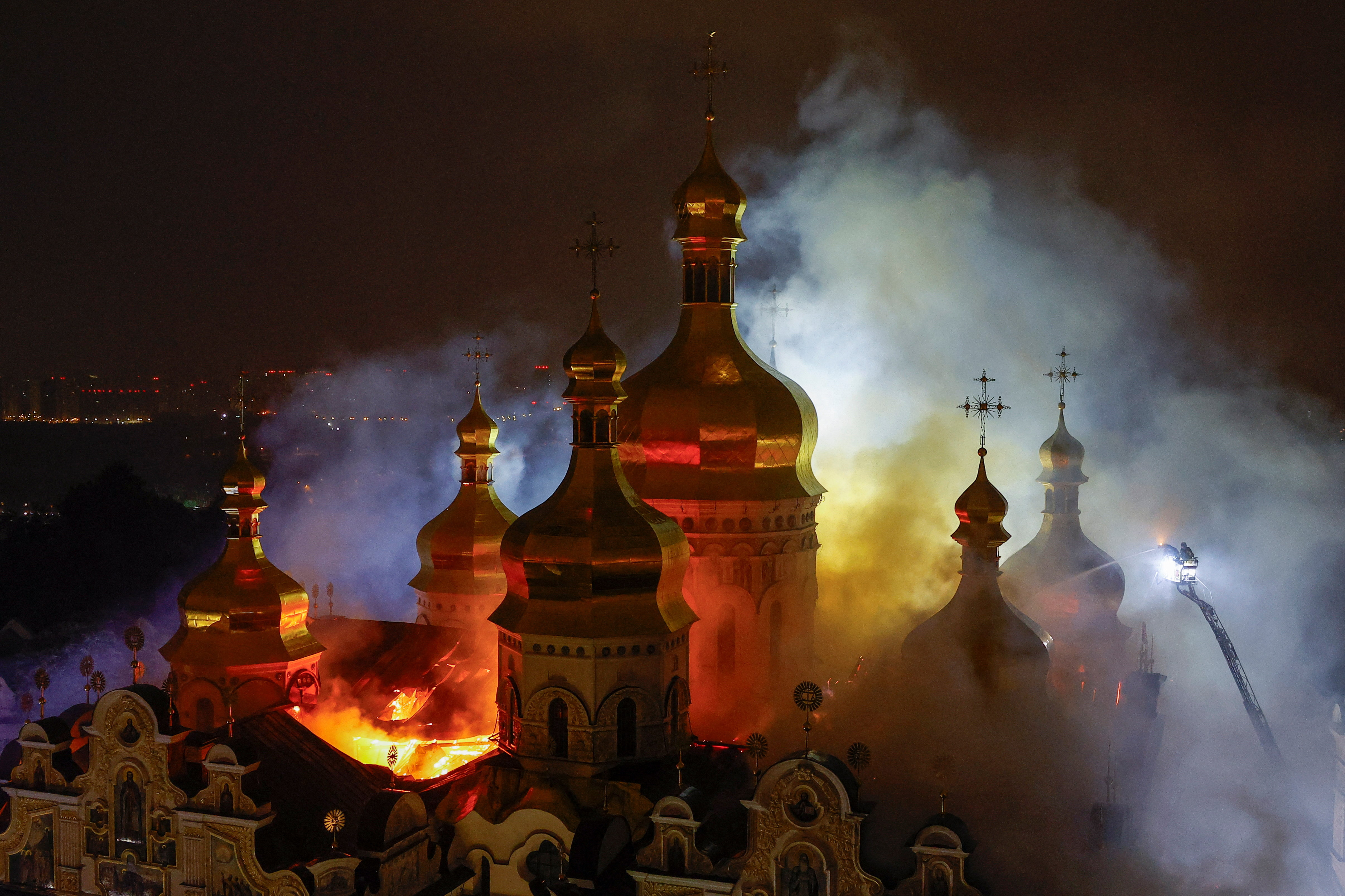 Rusia lanz&oacute; un ataque masivo contra Ucrania e incendi&oacute; la hist&oacute;rica Catedral de la Dormici&oacute;n en Kiev: al menos 9 muertos