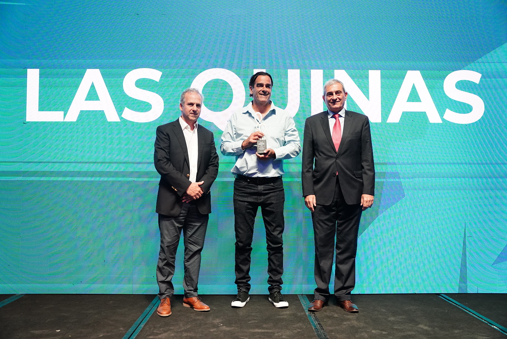 Alexander y Díaz, de Amcham, le entregaron el galardón de Nuevo Paradigma Empresario a Ricardo Parra, de Las Quinas