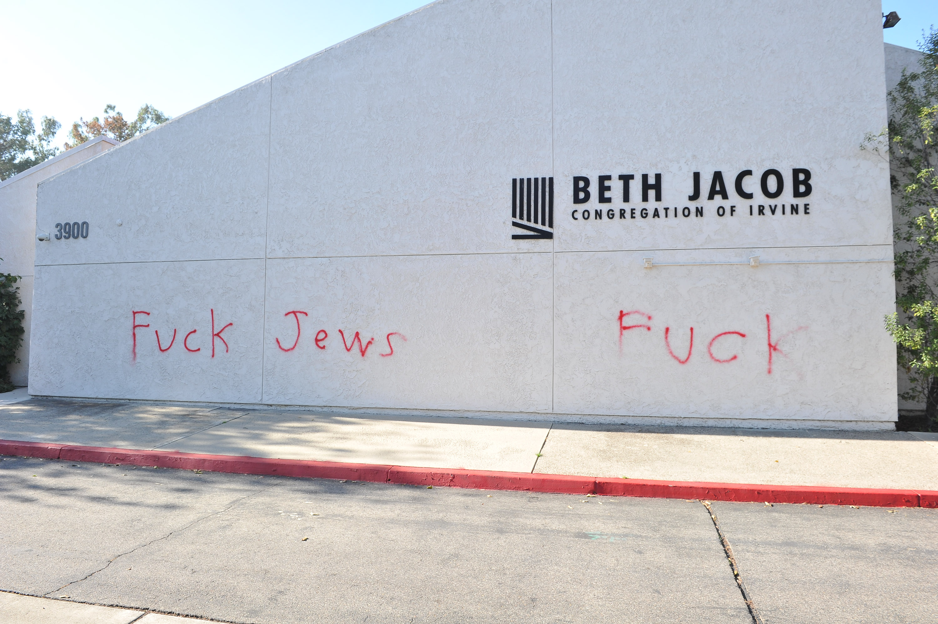 Graffiti antisemita escrito en la Congregación Beth Jacob de Irvine 
Allen Berezovsky/Getty Images/AFP