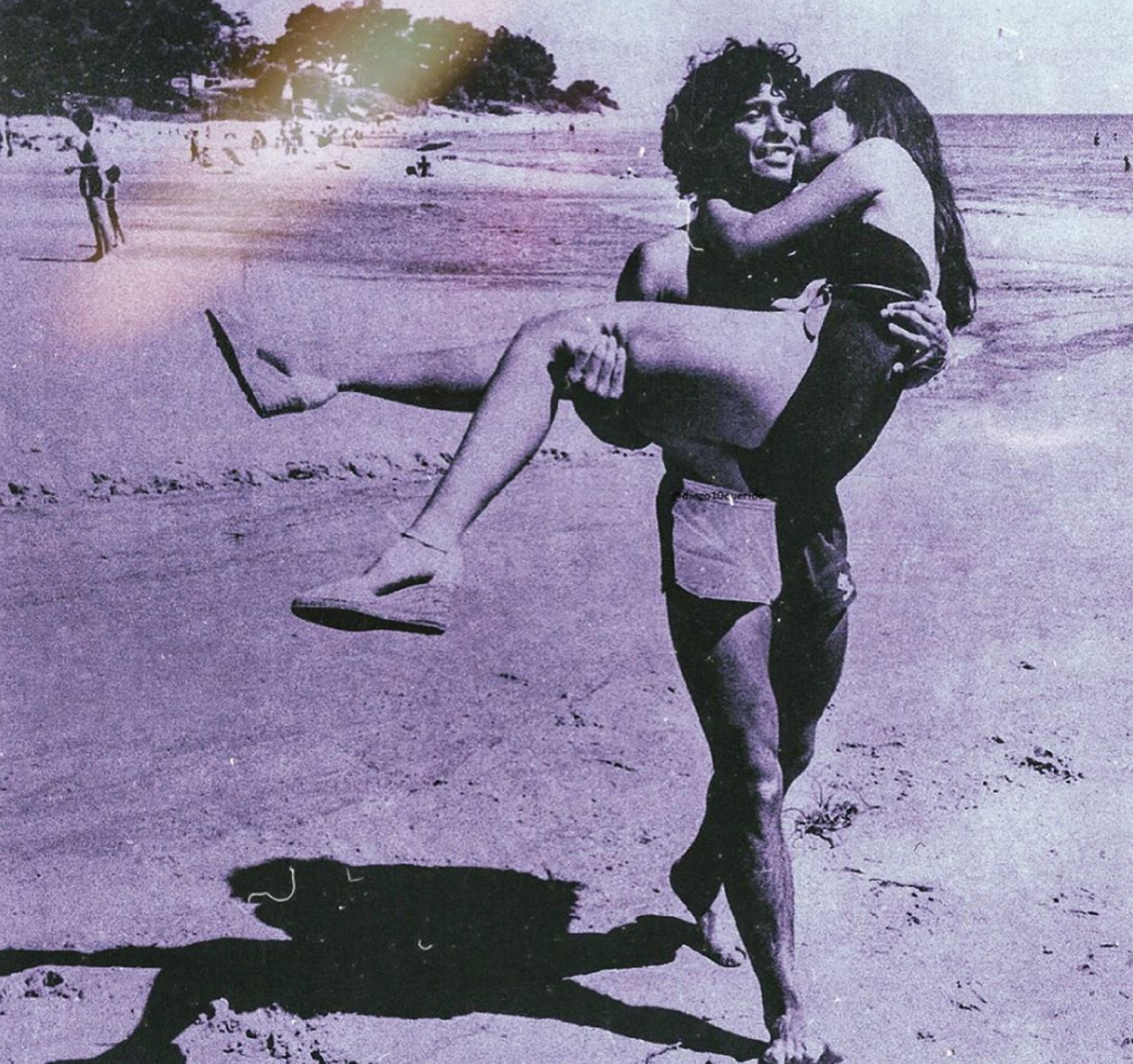 Aquellos años felices: Diego Maradona y Claudia Viallafañe, en unas vacaciones compartidas a principios de los 80
