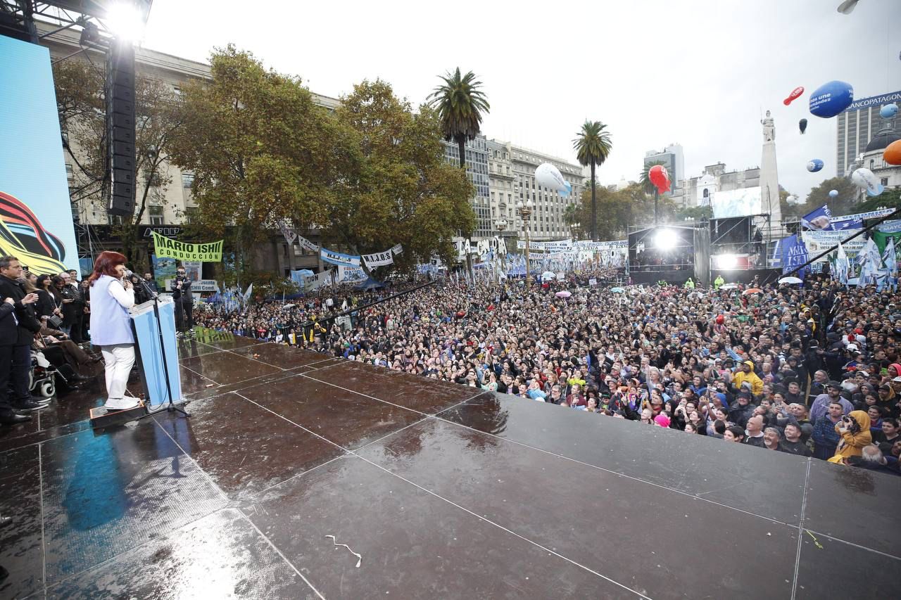 “Cristina presidenta”, “Una más y no jodemos más” y “Patria sí, colonia no”: las canciones de la militancia en el acto de CFK