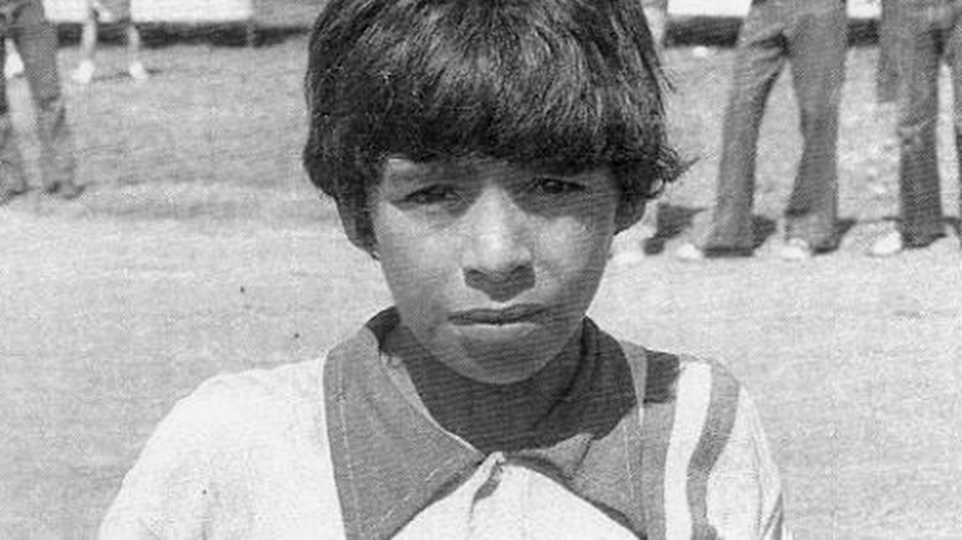 Maradona llegó a los diez años a Argentinos Juniors e integró el equipo que su propio "descubridor", Francis Cornejo, los llamó "Los cebollitas".