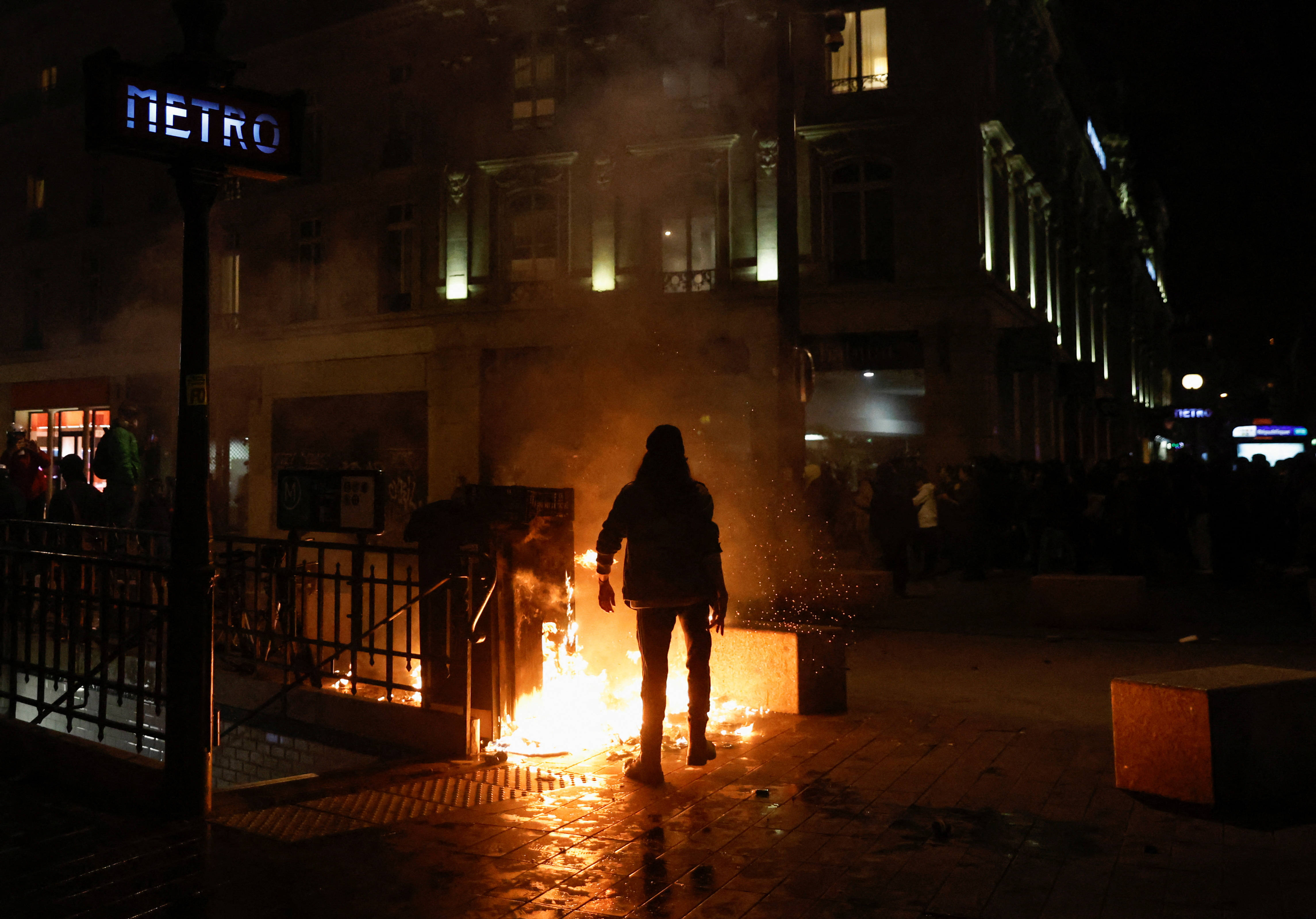 Un manifestante camina junto a una hoguera  (REUTERS/Gonzalo Fuentes)