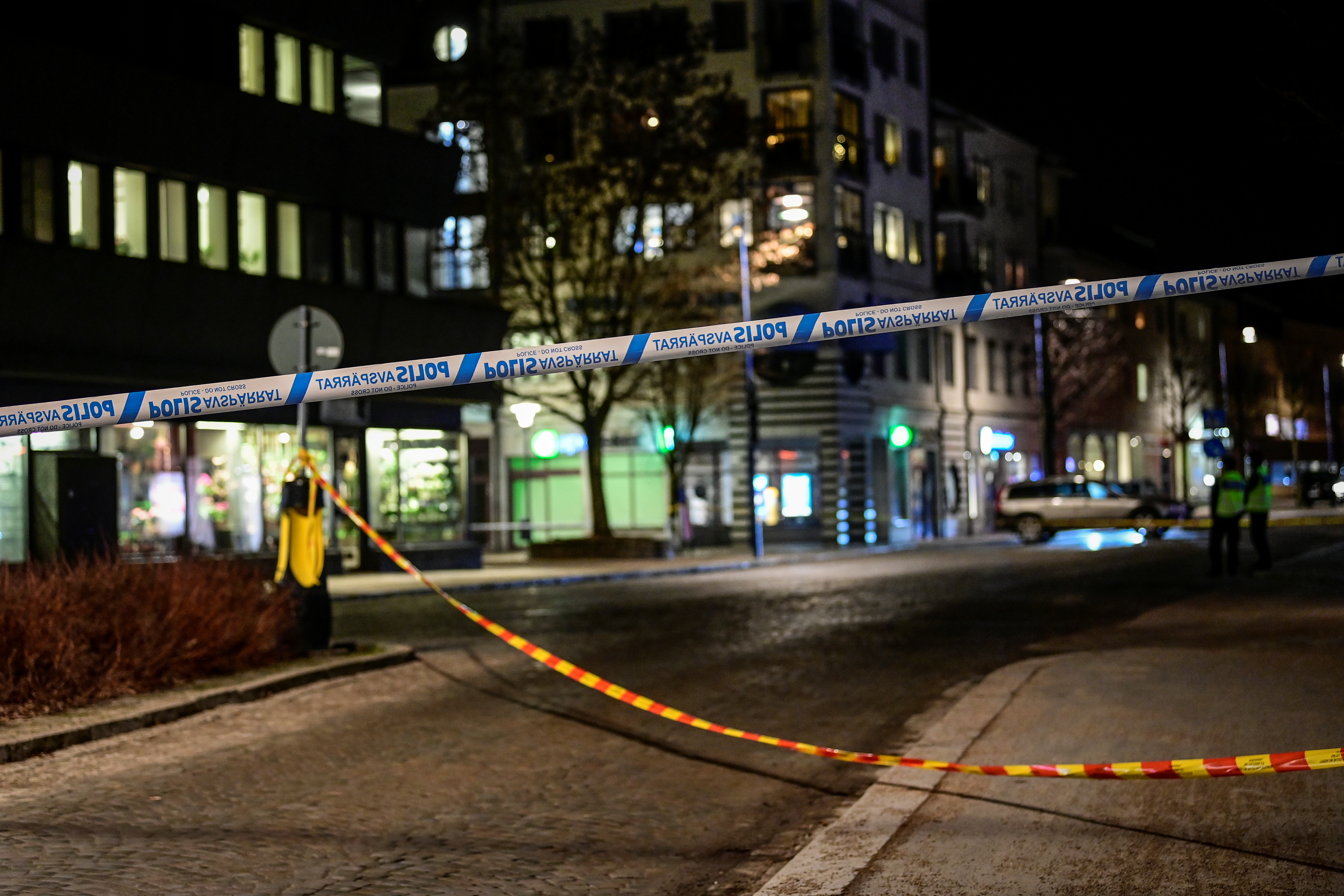 La cinta de la policía acordona el lugar de un ataque en Vetlanda, Suecia, el 3 de marzo de 2021 (Agencia de noticias TT/Mikael Fritzon vía REUTERS)