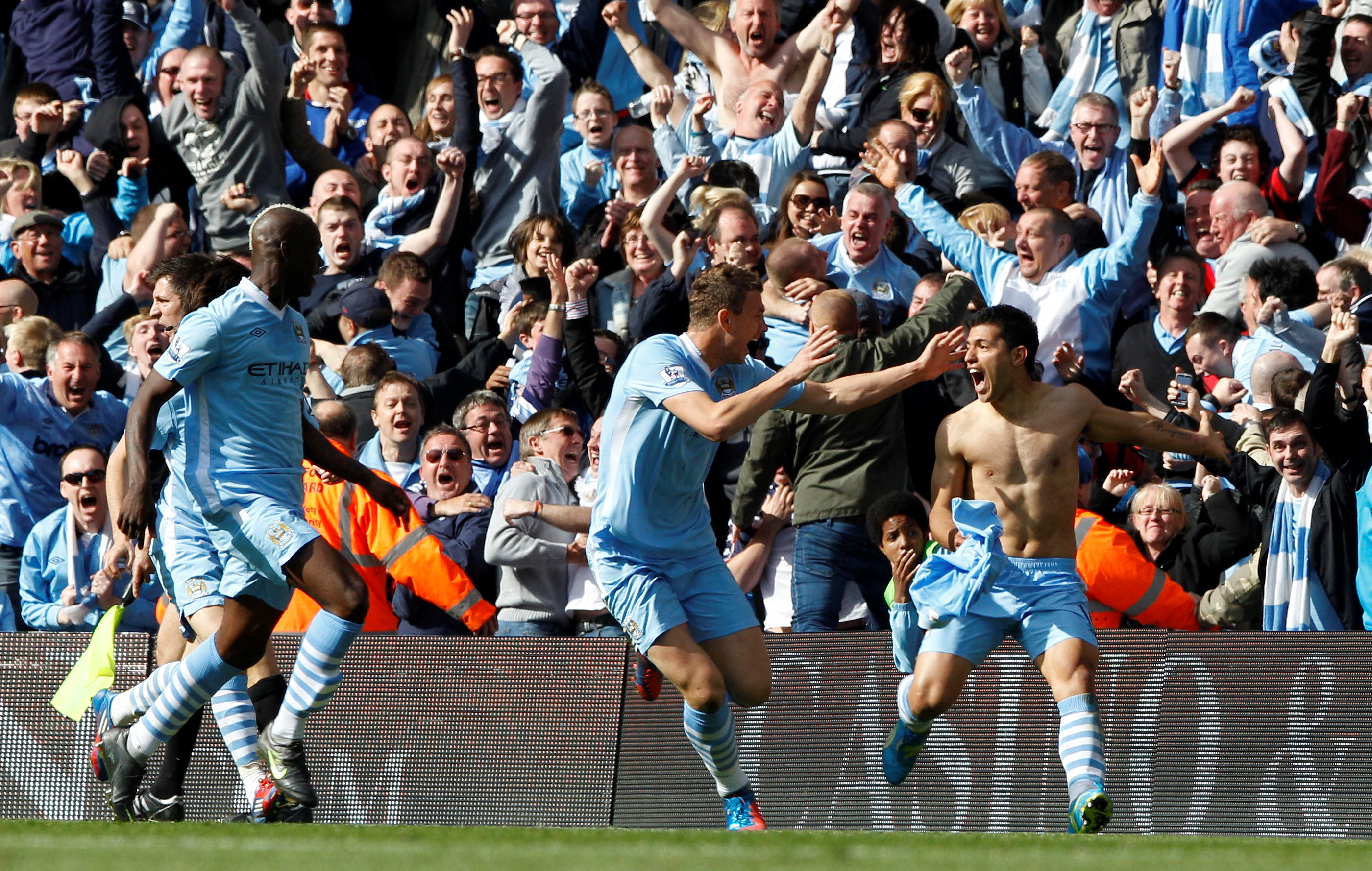 El gol del Kun Agüero desató la locura entre los aficionados del Manchester City (REUTERS/Darren)