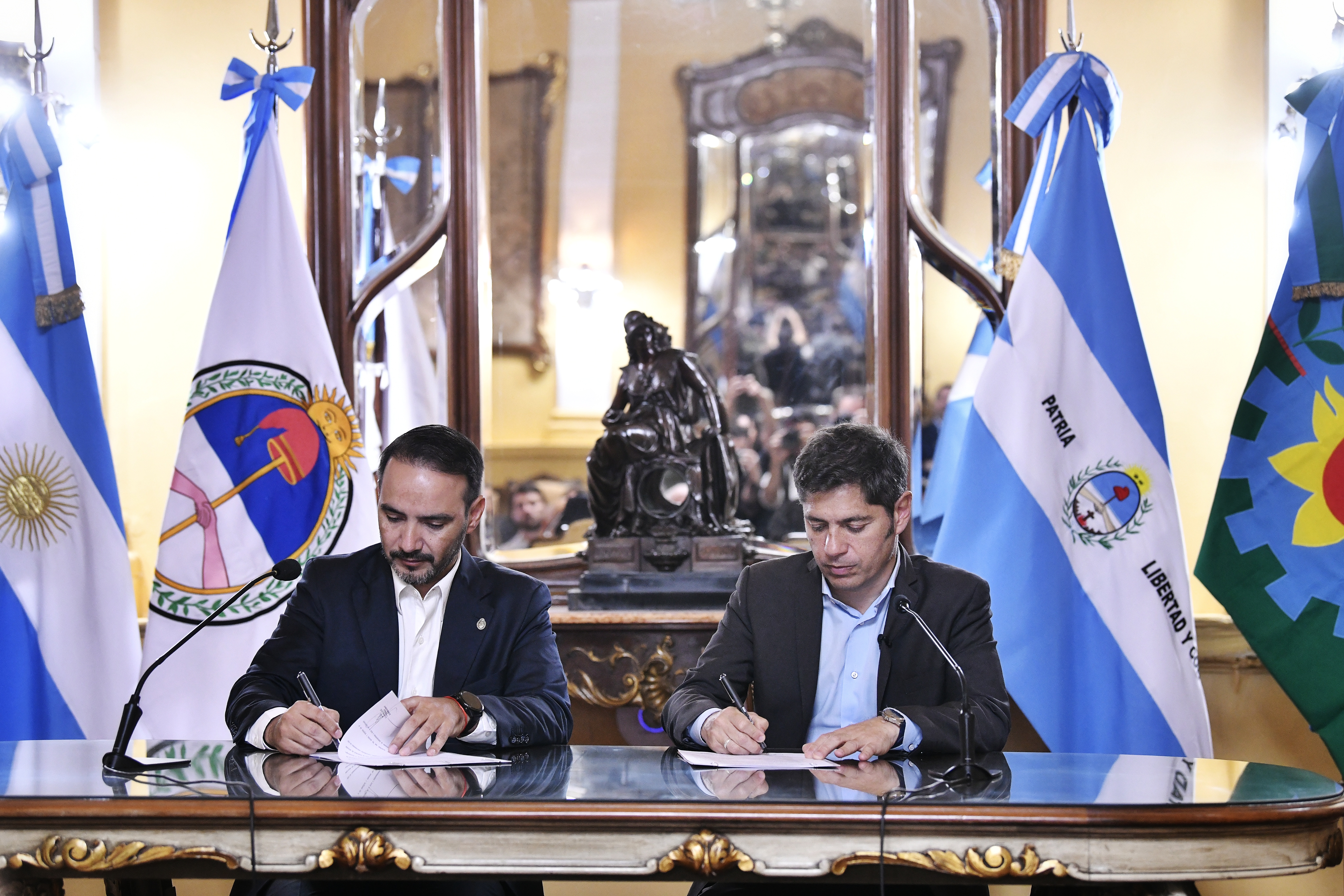Kicillof esquiva los ataques del Gobierno y La C&aacute;mpora y le da fuerza a su perfil electoral en el interior