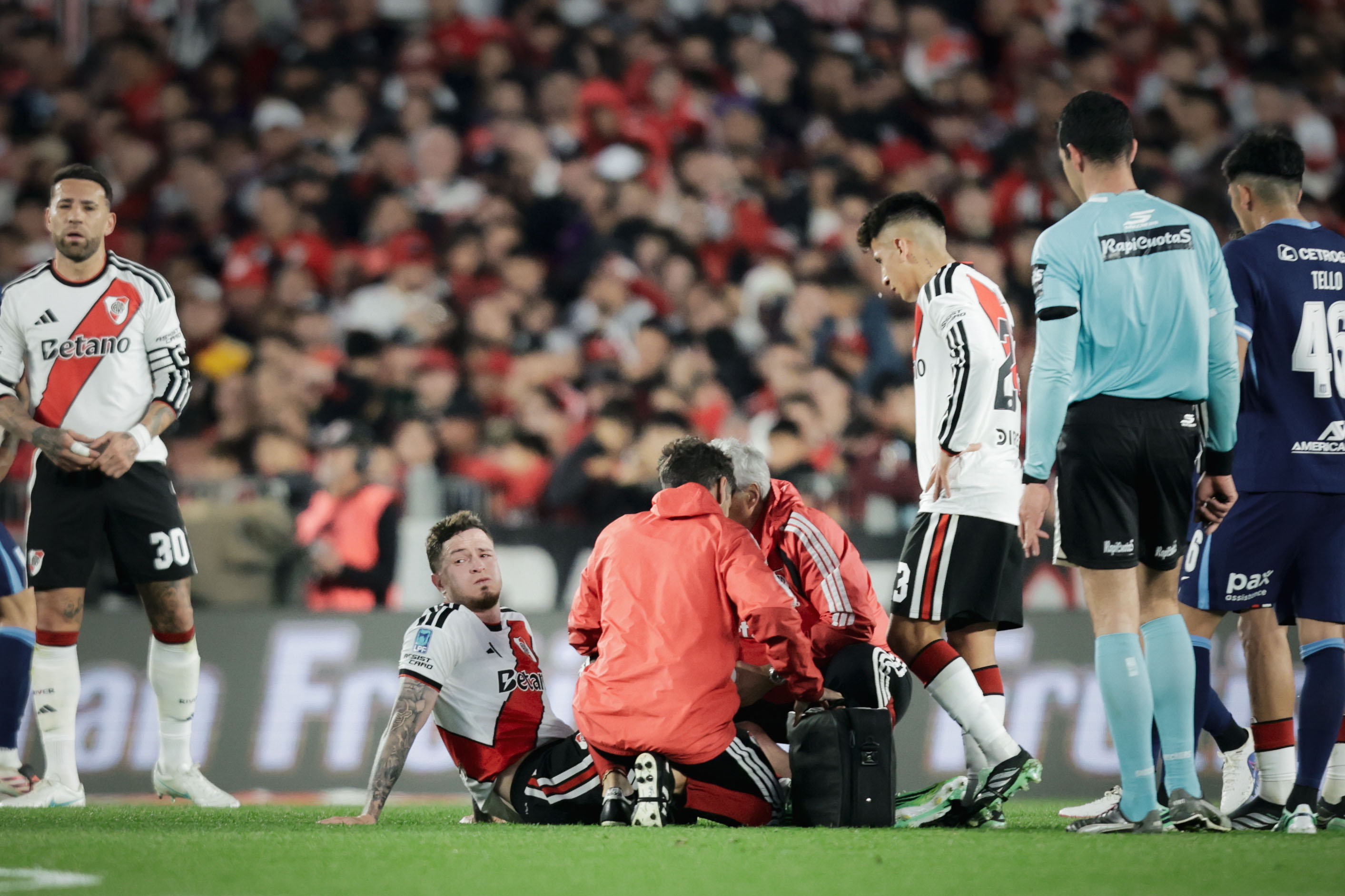 Alarma en River: el momento de la lesi&oacute;n de An&iacute;bal Moreno que lo sac&oacute; del juego y lo puso en duda para el Supercl&aacute;sico con Boca