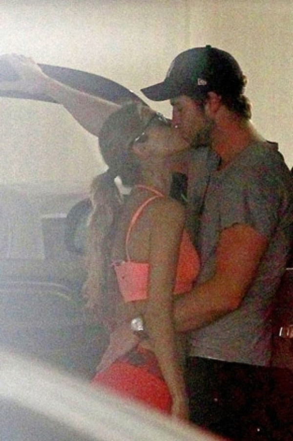En 2013, Liam y Eiza fueron captados besándose en Los Ángeles