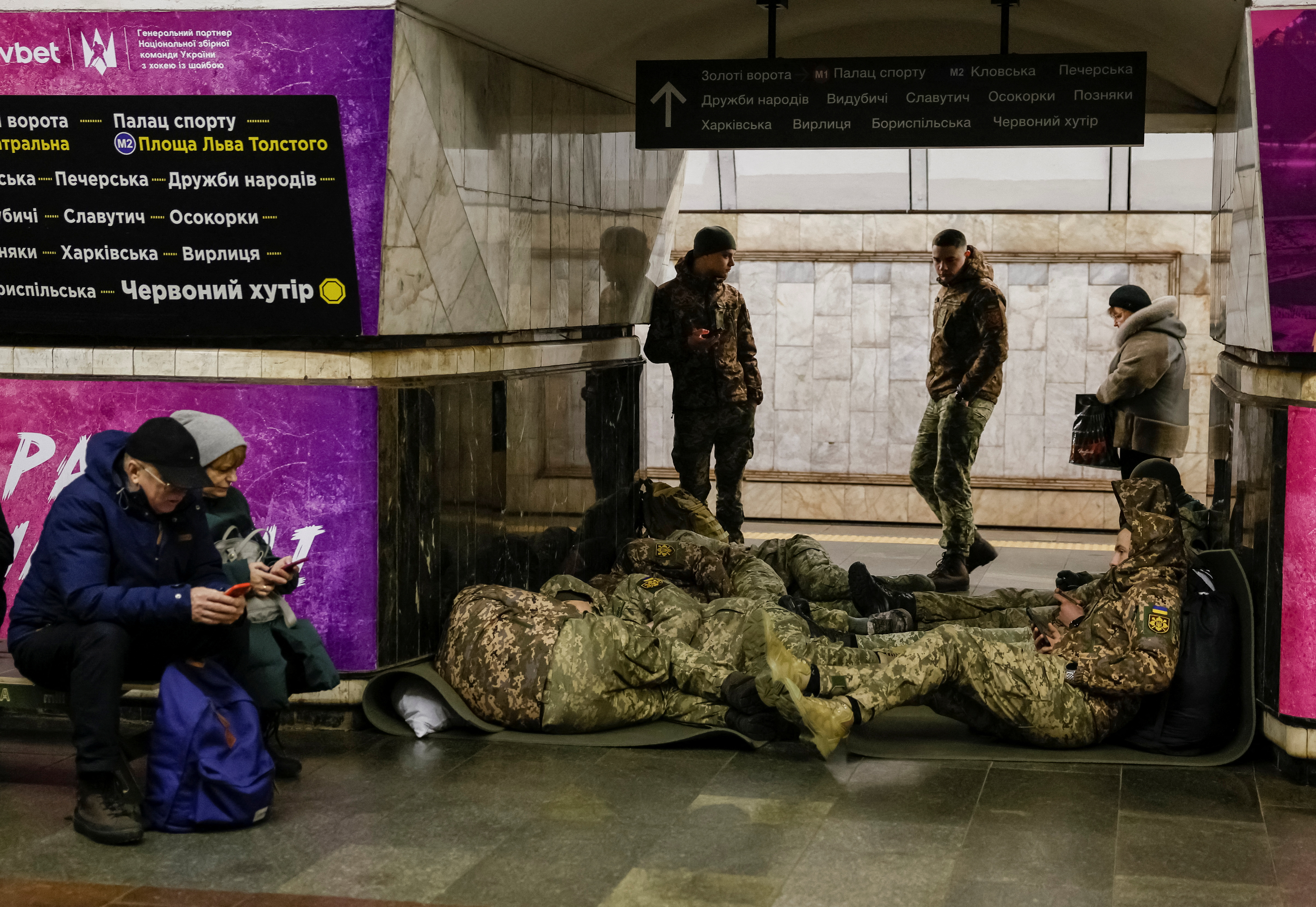 Los habitantes de Kiev tuvieron que volver a los refugios tras el ataque ruso. (REUTERS/Alina Yarysh)