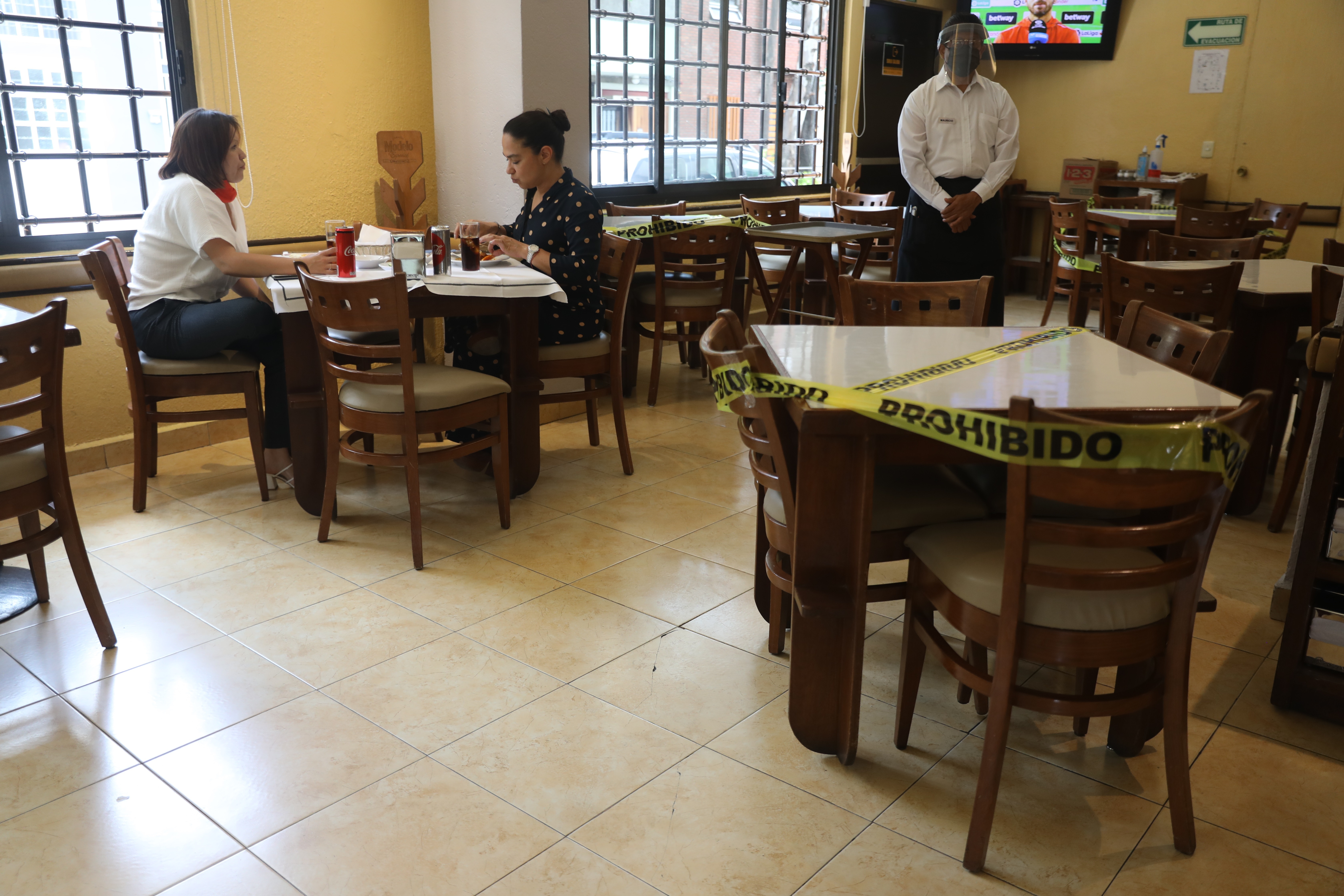 Clientes en un establecimiento, hoy miércoles con las nuevas medidas sanitarias en Ciudad de México. (Foto: EFE/Sáshenka Gutiérrez)