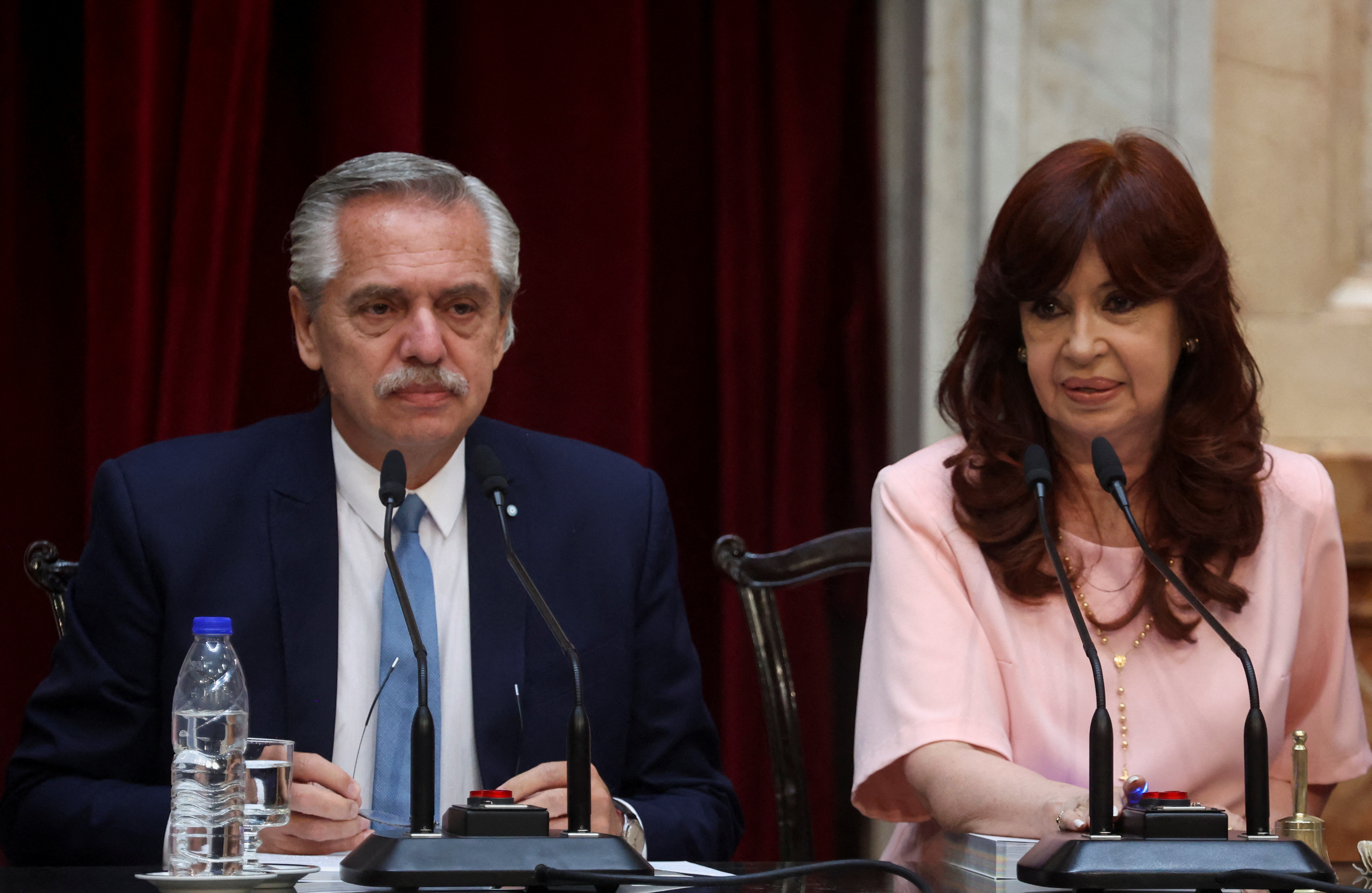El Presidente aceptó la licuación final de su poder y ahora la carga pesa abiertamente sobre CFK y Massa