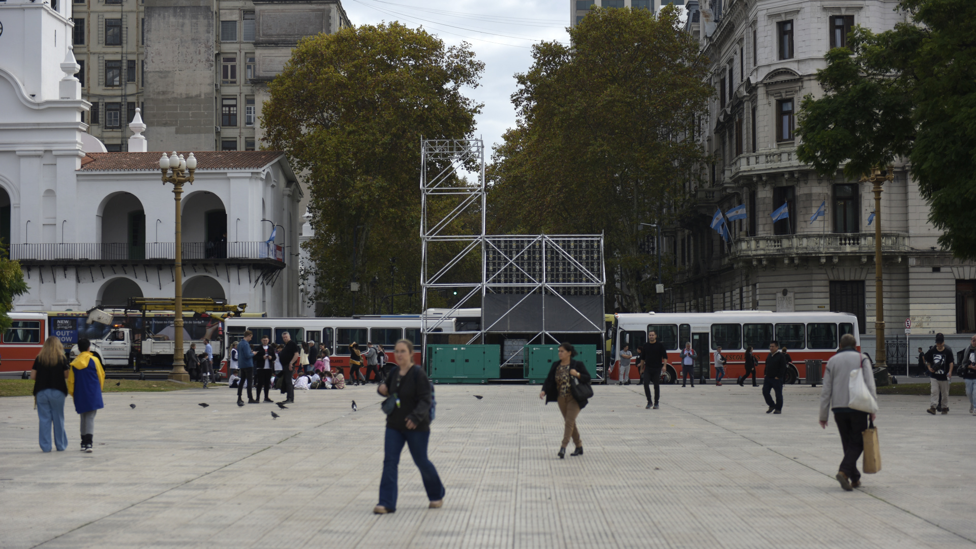 También cerca del Cabildo hay pantallas gigantes para seguir el acto. (Gustavo Gavotti)